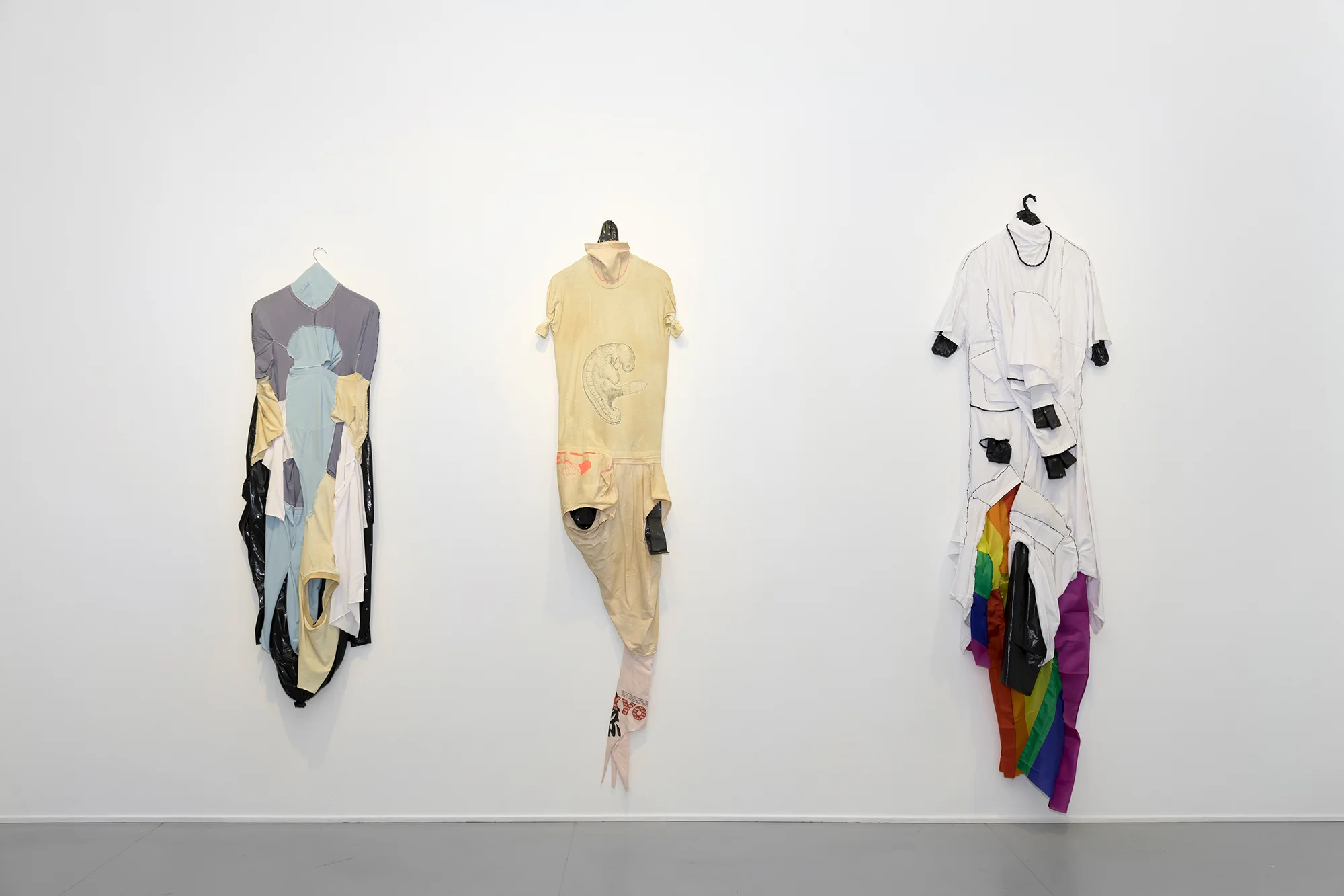 Fra venstre: Leif Holmstrand, Self Portrait (2016), textile wall sculpture: T-shirt fabric, garbage bag plastic et cetera. Costume for a New Tail (It’s a Girl) (2015), textile wall sculpture: T-shirt fabric, print depicting human fetus plus snake head, garbage bag plastic, pearls et cetera. Self Portrait (2016), textile wall sculpture: : T-shirt fabric, garbage bag plastic et cetera. Foto: Øystein Thorvaldsen
