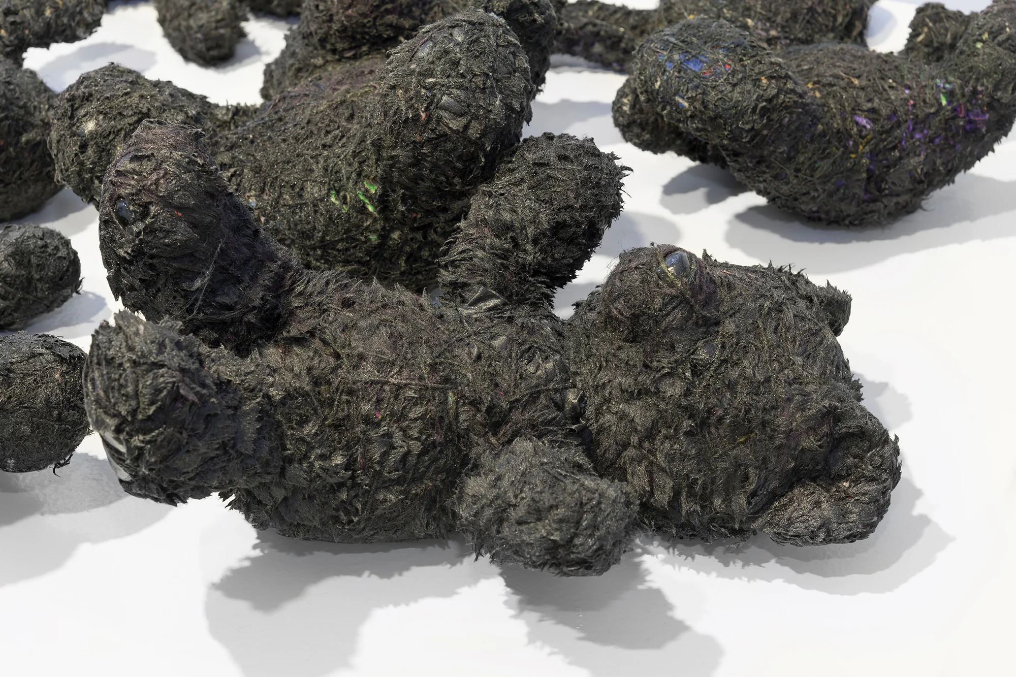 Leif Homstrand, Adjusted Babies (Final Stage ) (2015), six embroidered toy animals painted black. Foto: Øystein Thorvaldsen