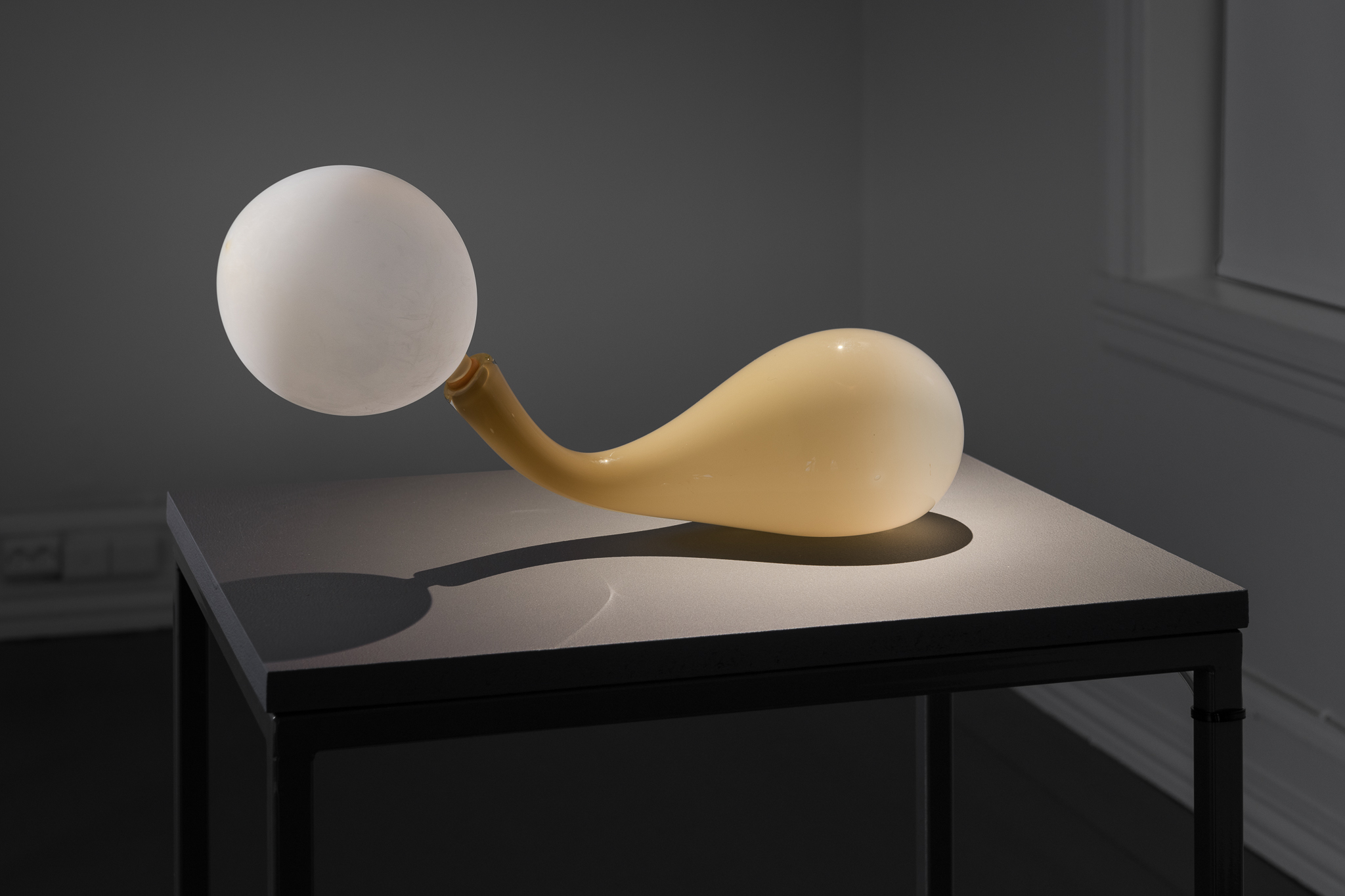 Sissi Westerberg, Pausblåsare , 2017. Glass, latex, vinyl tube, pneumatic valts, air-compressor, timer programmed according to glass workers break schedule. Foto: Istvan Virag