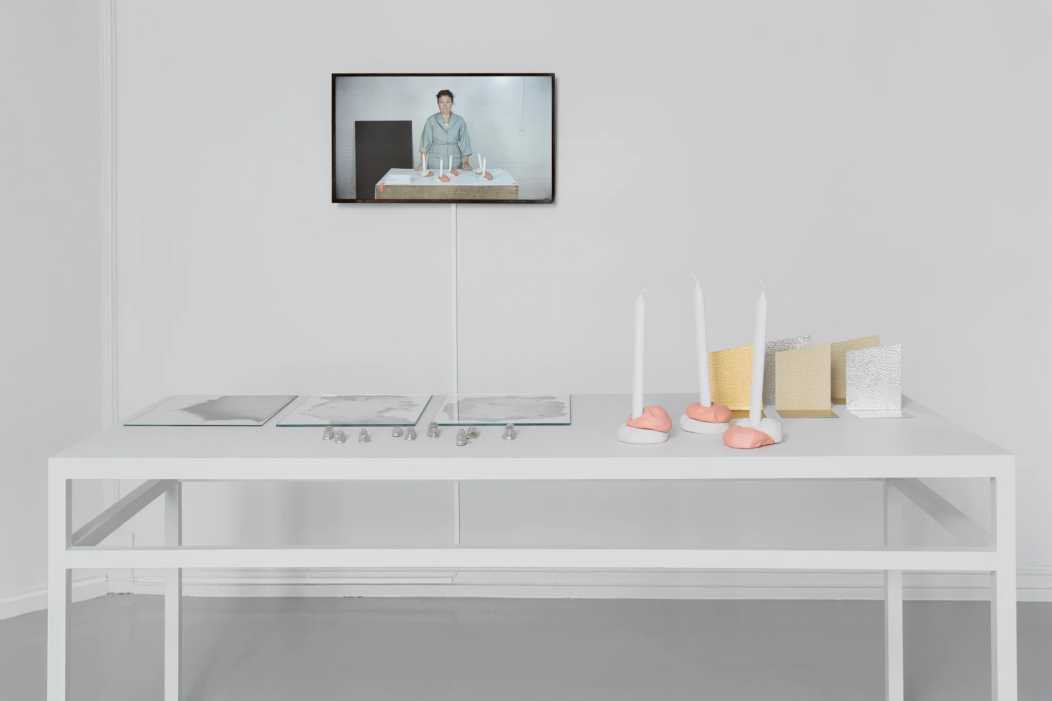 Jenny Nordberg , 3 to 5 seconds: Rapid Handmade Production , 2014. Video og objekter. Foto: Istvan Virag