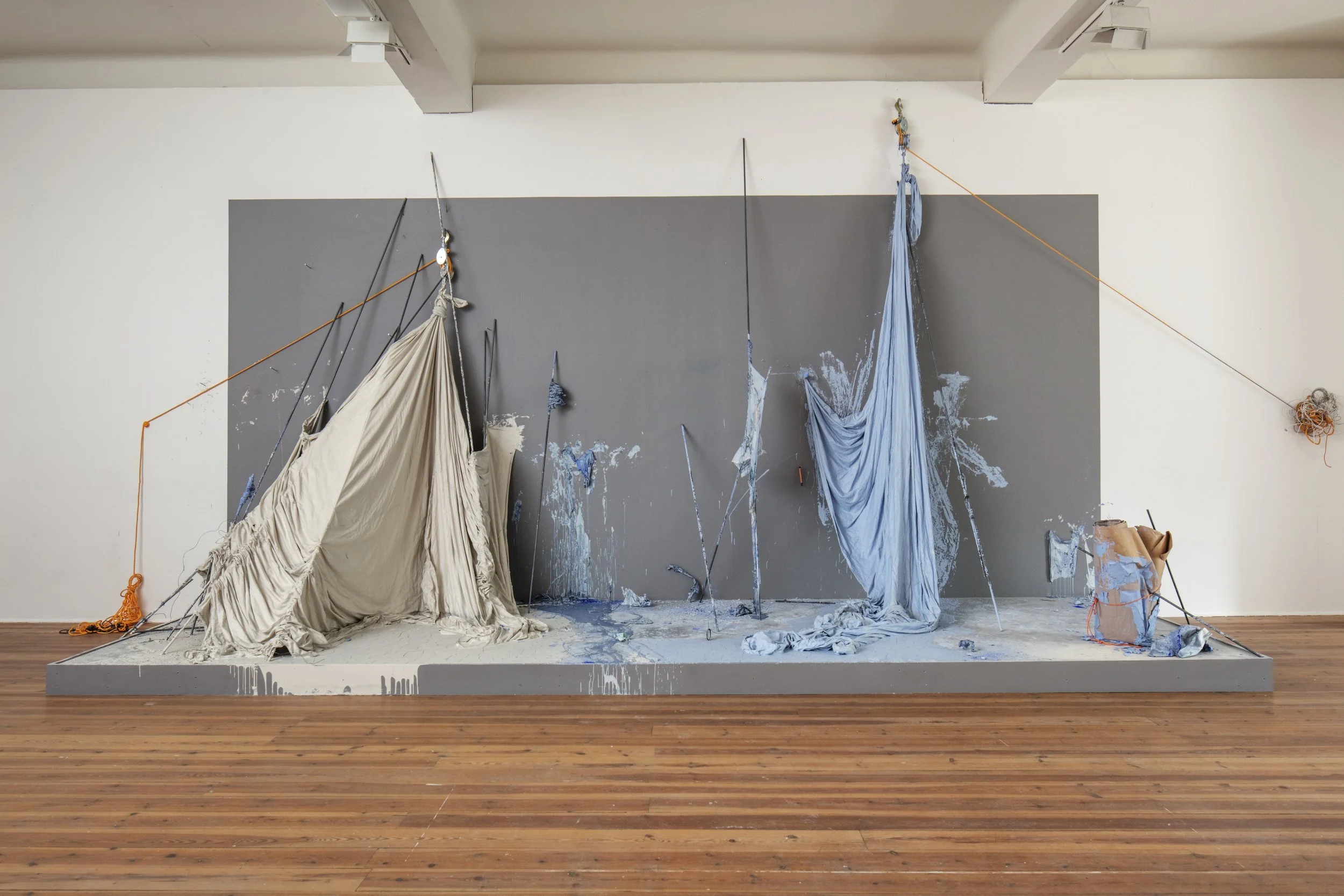 Hedvig Winge. Leaning , 2018. Installation. Flytande porslinsmassa, textil, papper, stålstänger, rep m.m. Foto: Pär Fredin