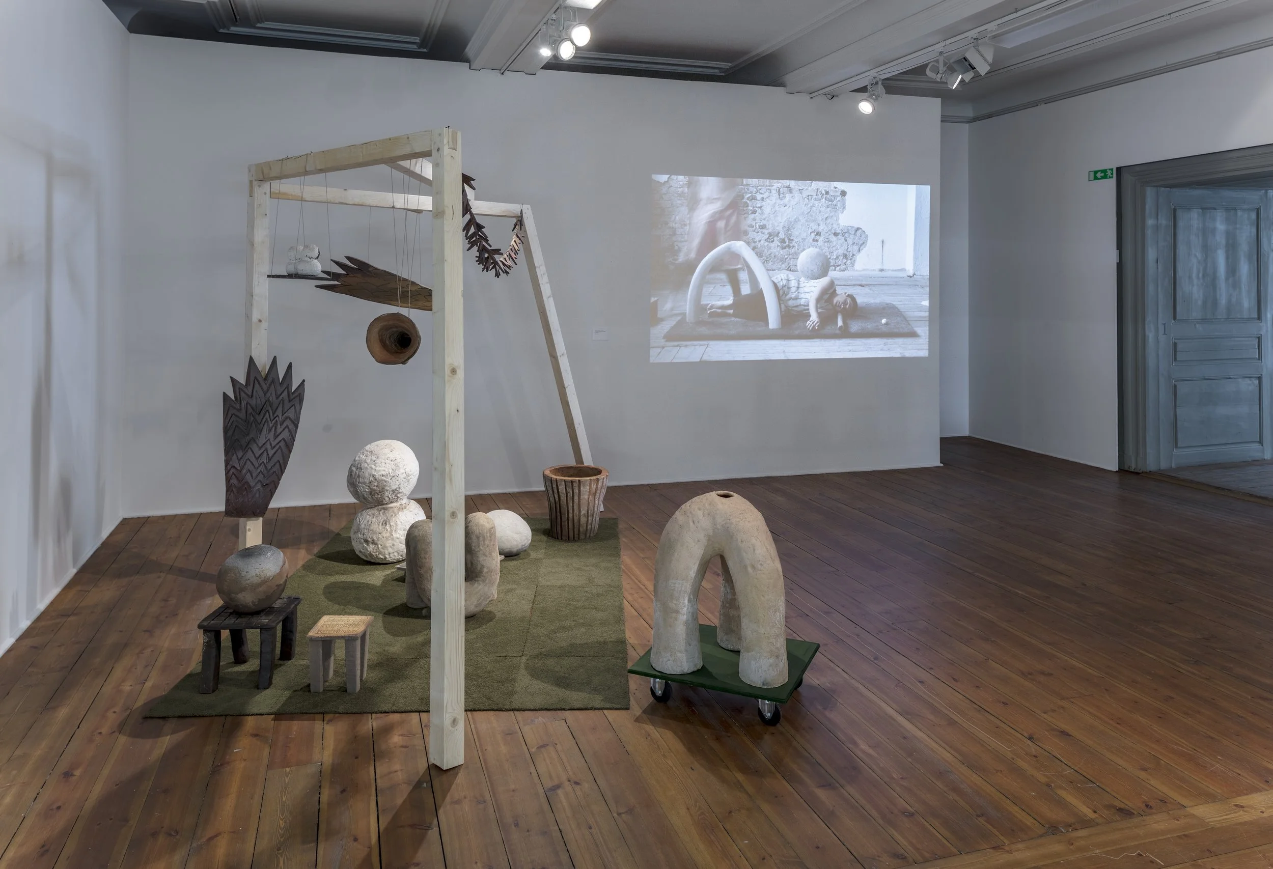 Matilda Haritz Svenson, Paviljongen , 2018. Installation, vedbränd stengodslera. Koreografi för föremål, video, 2018. Foto: Pär Fredin