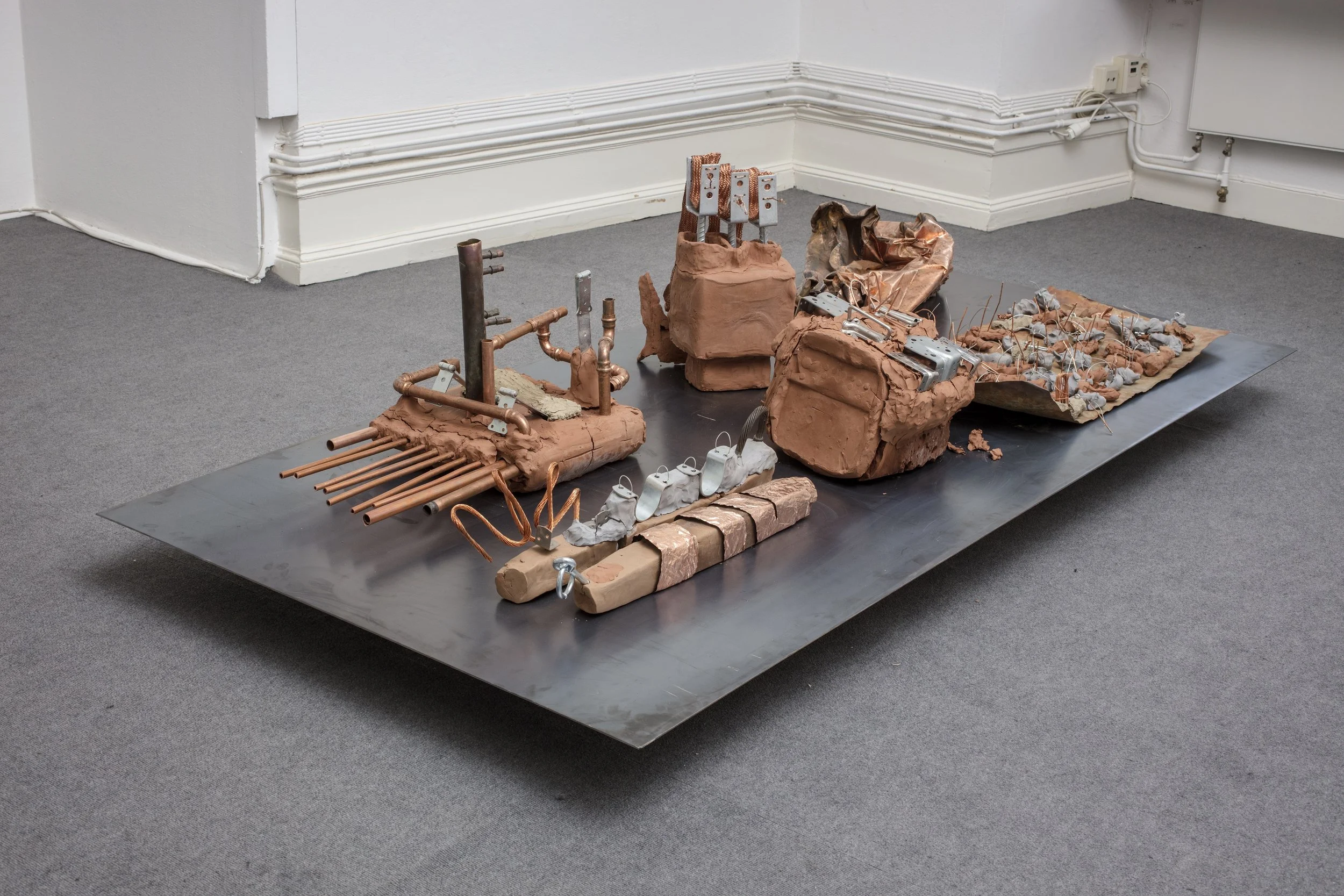 Ivana Králíkova, Energizer , 2018. Installation. Lera, återanvänd koppar, zink, jordmaterial, havssalt. Foto: Pär Fredin