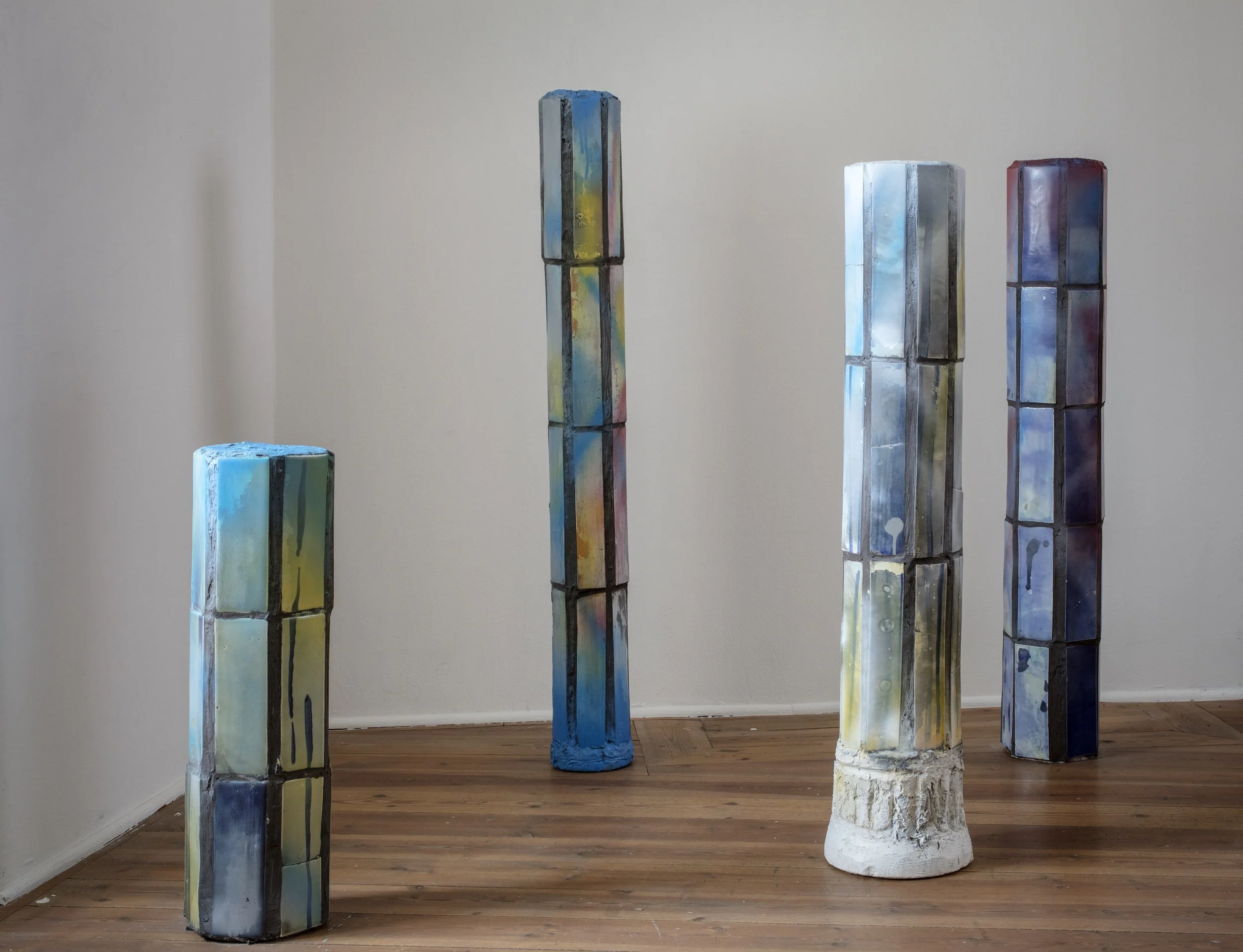 Pauliina Pöllänen, From the series Standing Company , 2014. Arkitektoniska element, pelare i kakel, installation. Glaserat porslin, mixed media. Foto: Pär Fredin