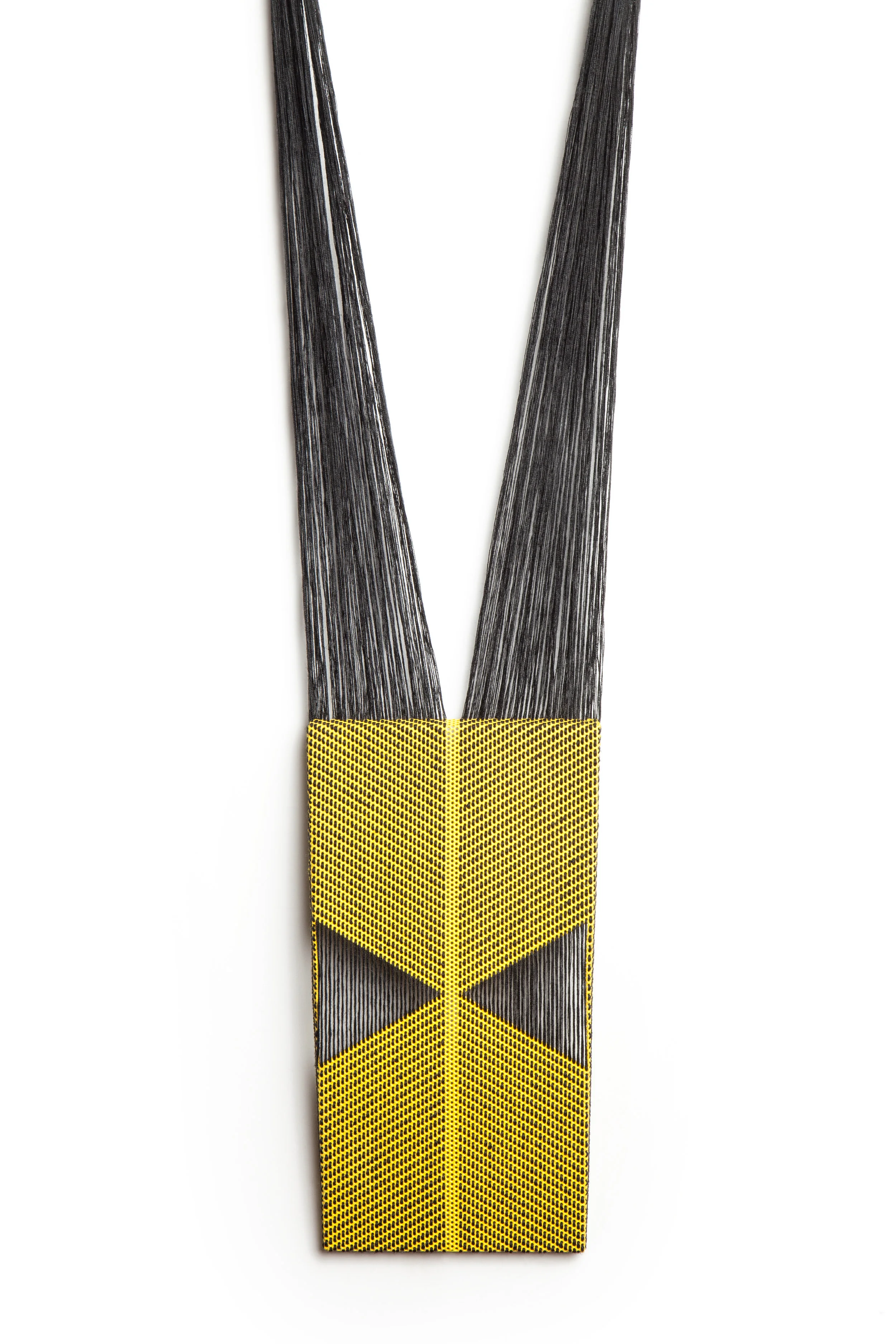 Dana Hakim, Crafted Fear , 2016. Iron mesh, tread, paint. Foto: Tamuz Rashman