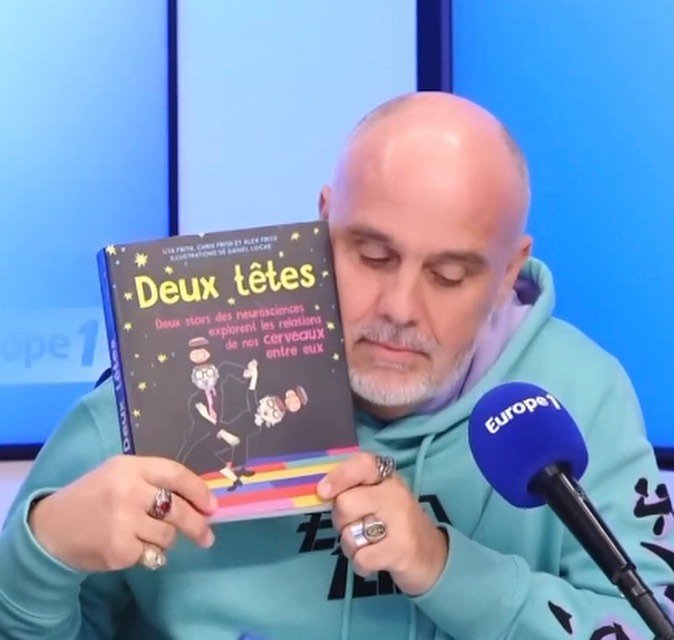 Merci pour Le spotlight @fonzybanana ! 

My book, Two Heads, was recently spotlighted on Europe 1 in French media. 

It&rsquo;s such a thrill to know that this book, Alex Frith and I worked so hard on, with Uta and Chris Frith, is out there in people
