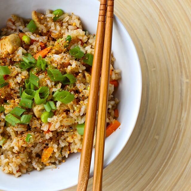 Back to basics with homemade chicken fried rice 🍚. I&rsquo;ve always used day old rice but tried same-day rice (cooked in dashi) and I MUCH prefer it...so fresh tasting! #quarantinecooking #comfortfood #friedrice .
.
.
.
#fanciiful #foodlover #foodb