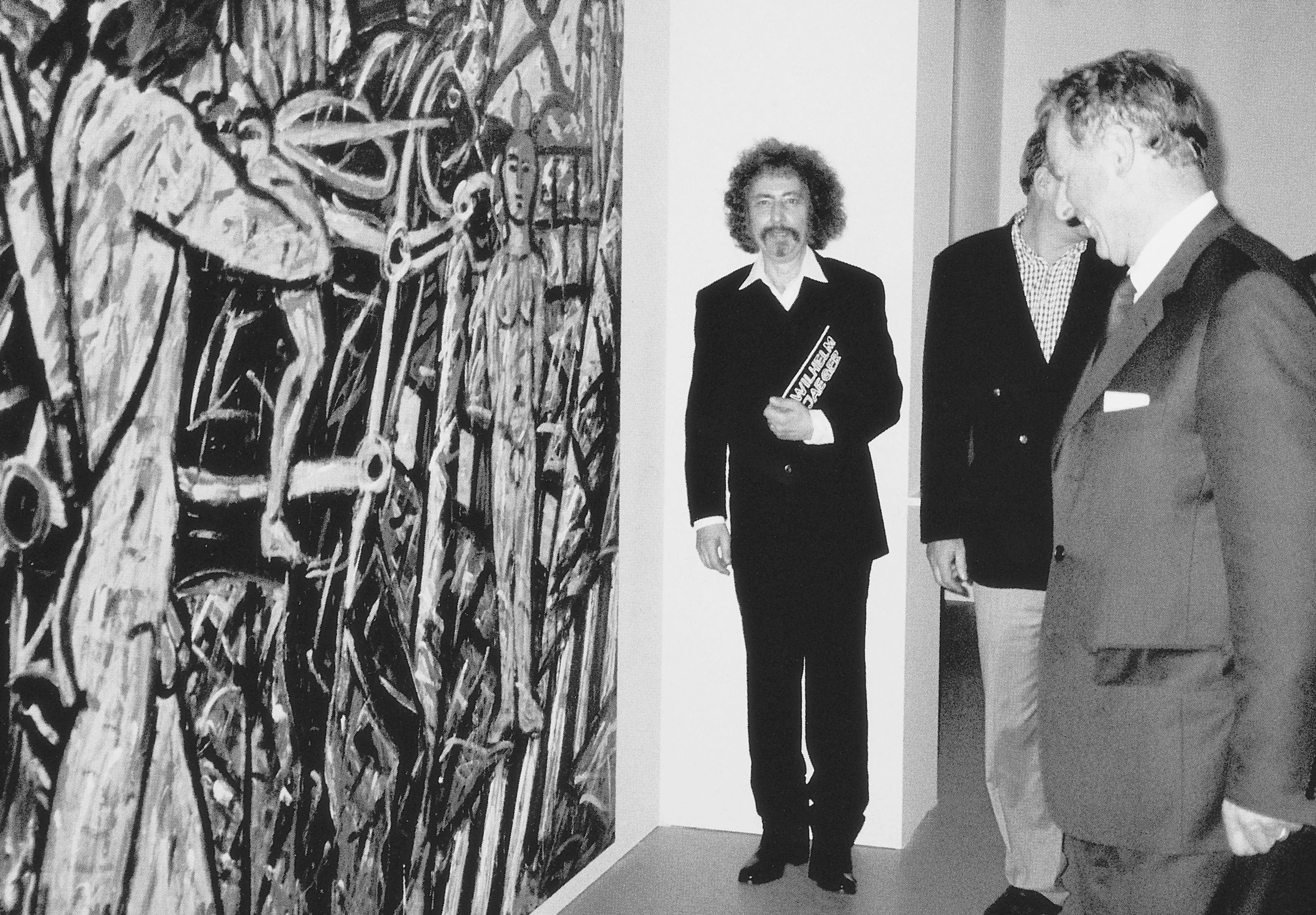 Wilhelm Jaeger im Musée Suisse, Schwyz, vor seinem Werk ' Helvetica/Wilhelm Tell ' wird von Bundespräsident Adolf Ogi begrüsst. September 2000