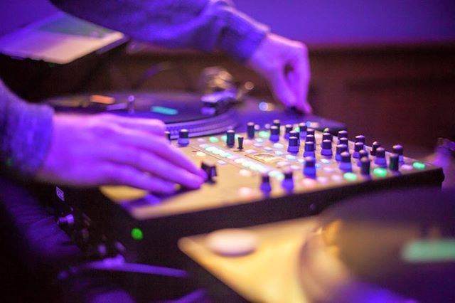 DJ Skyhook fills cidery tonight with the best music of the 90s tonight at 8pm.

Get jiggy with a playlists that includes hip hop, soul, g-funk, grunge, rap, reggae, contemporary R&amp;B and urban music...complete with a light show!

Weekend Hours:
Fr