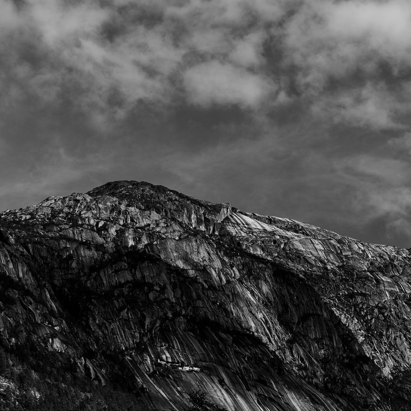 On the west coast of Norway, the mountains are incredible!

#norway #voss #roadtrip #bw #blackandwhite #mountains #blackandwhitephotography #leicasl2s #90mm