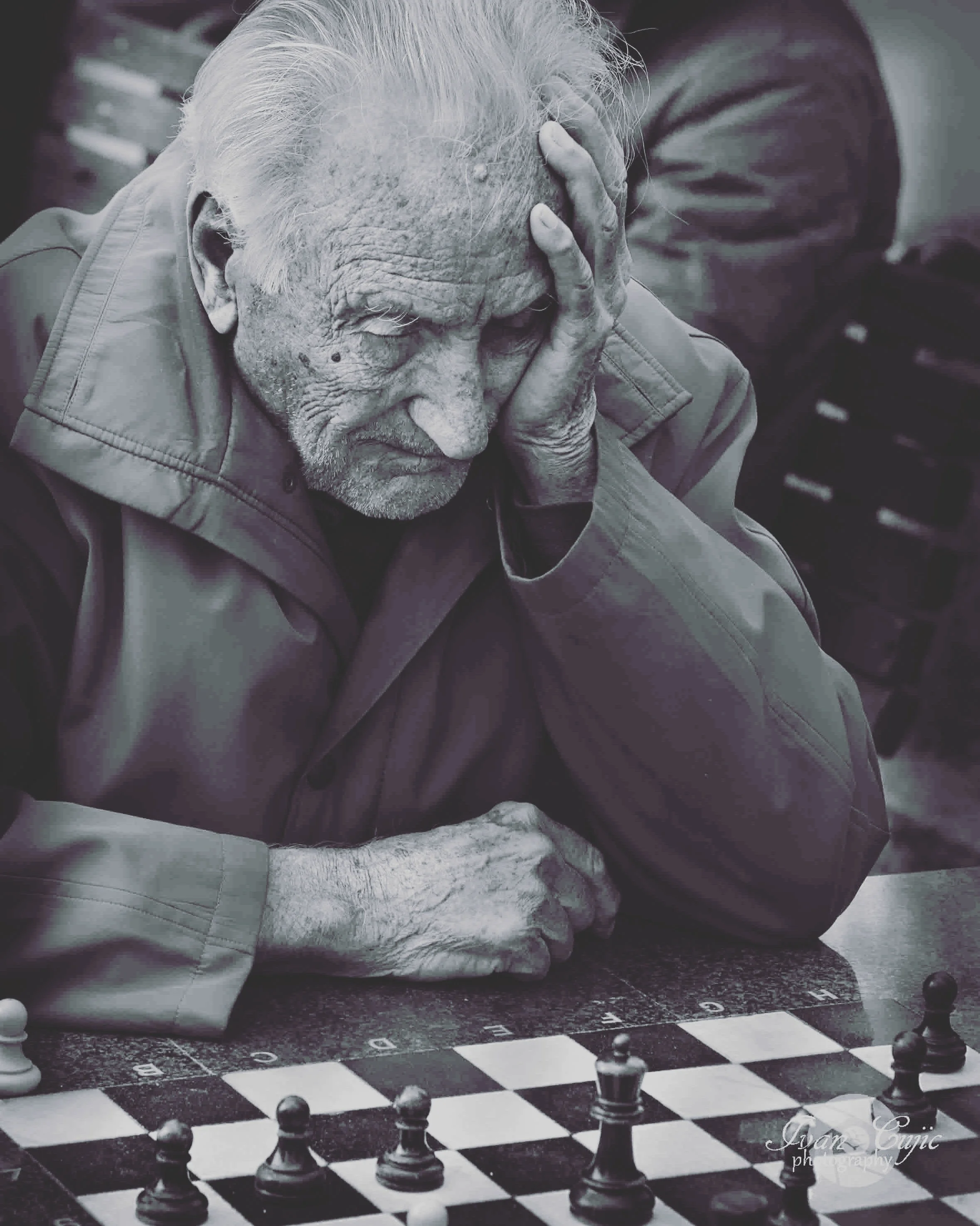 black-and-white-chess-elderly-101664.jpg