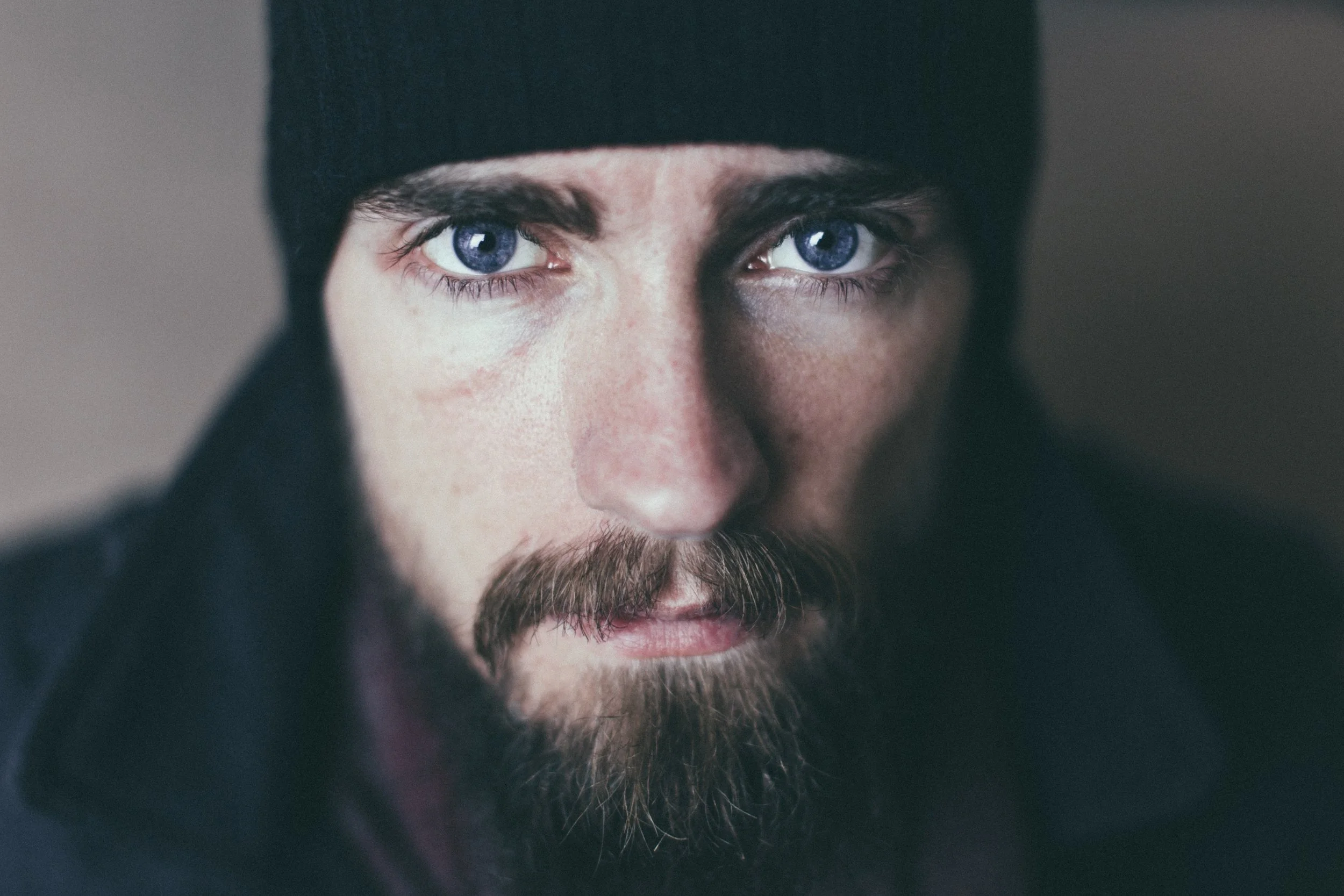 negative-space-man-bear-blue-eyes-hat-freestocks.jpg