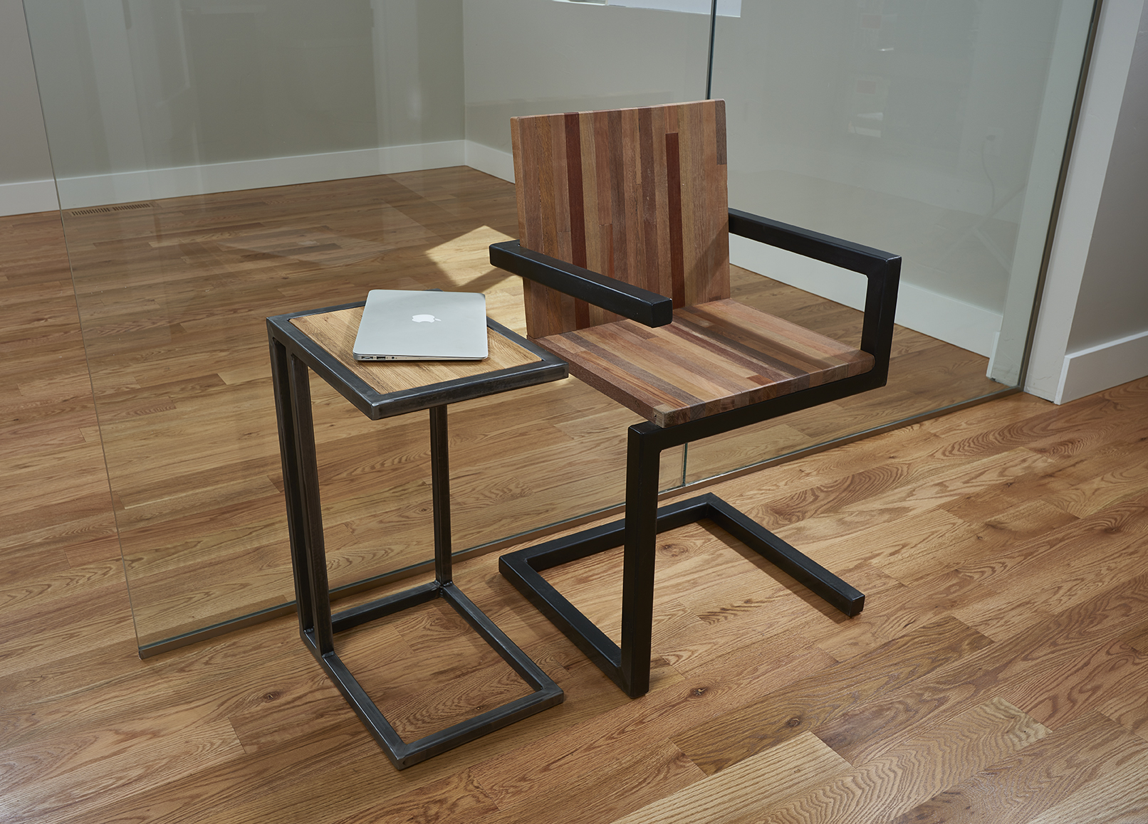 Art Chair with C-table