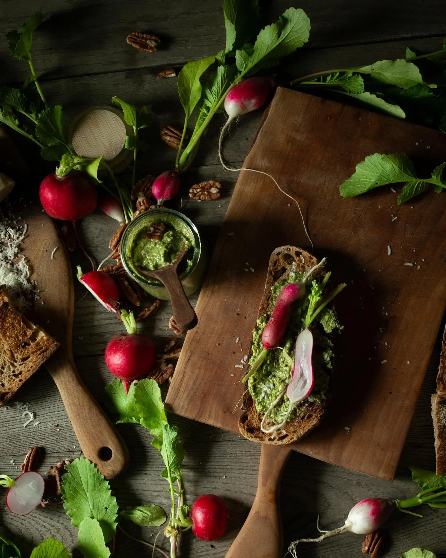 🫜A radish focus in the garden this week. 🫜Loose sketches, line drawings, a tiny book, and a recipe for radish top pesto.

Full post over in Substack

#frenchbreakfastradish #radishtoppesto #botanicalart #substack
