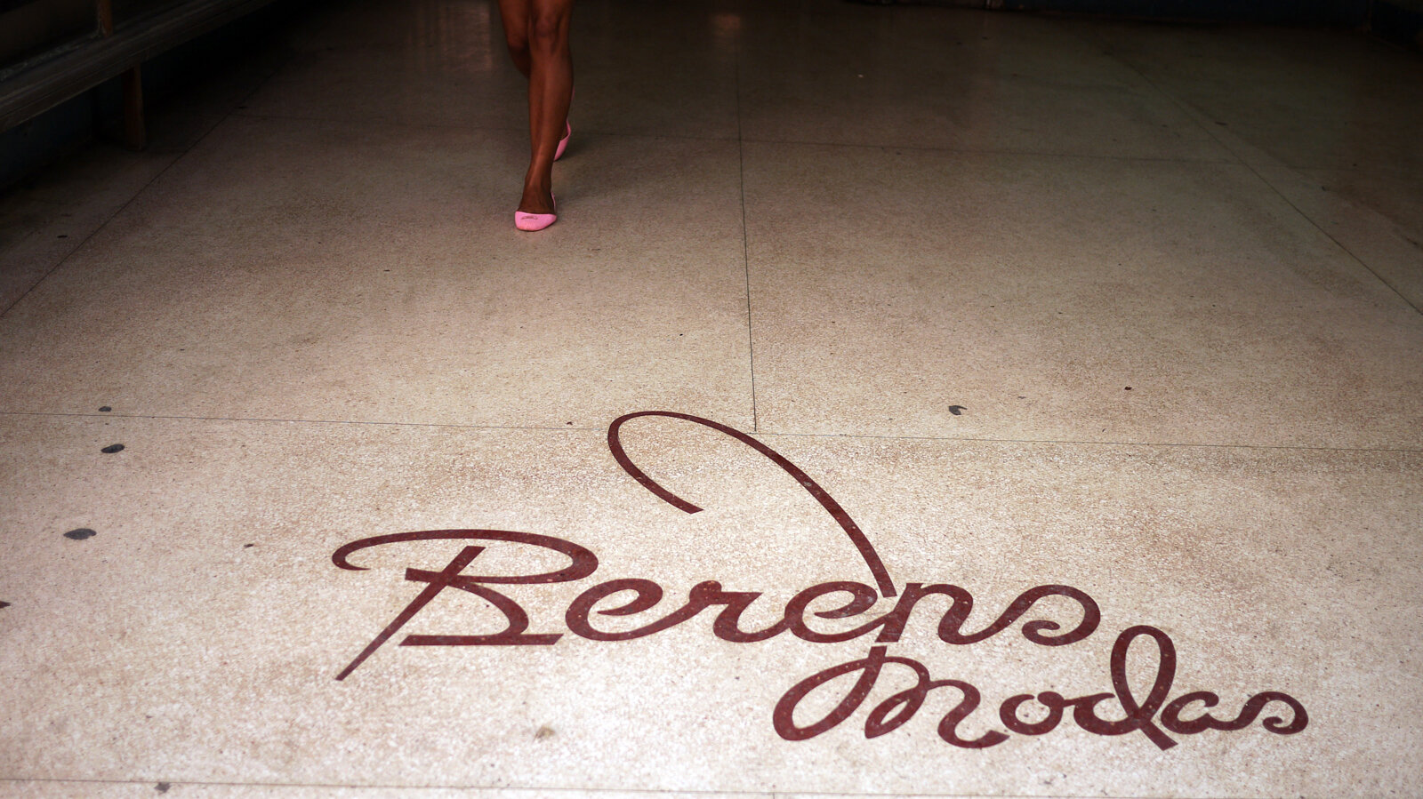 Burens Modes with Legs,  Havana, 2004