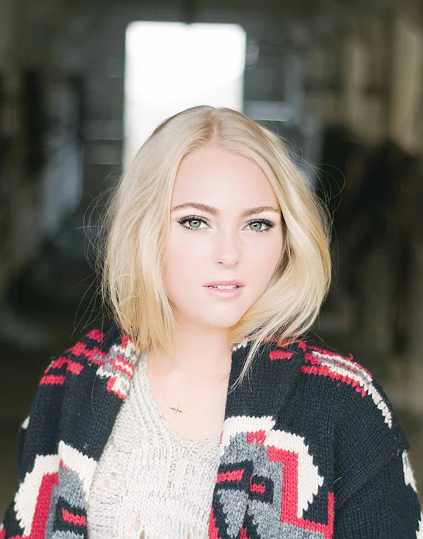 AnnaSophia Robb looking beautiful again