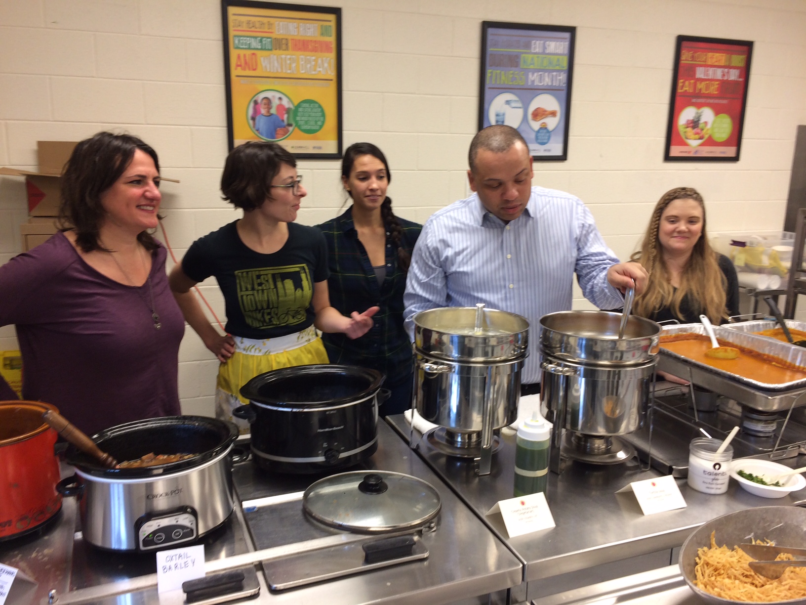  City Treasurer Kurt Summers joins the soup serving line. 