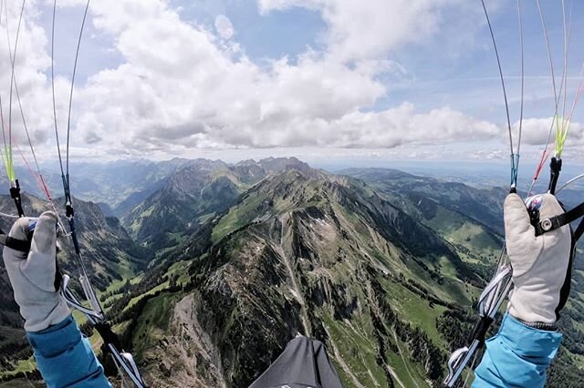 Auf der Freiburger Voralpen Rennbahn.
.
.
.
@advancegliders .
.
.
#betweensummitandsky #advancedadventures #omegaxalps3 #paragliding #alps #flyhigh #parapente #vollibre #voralpen #rennbahn #wolkenstra&szlig;e