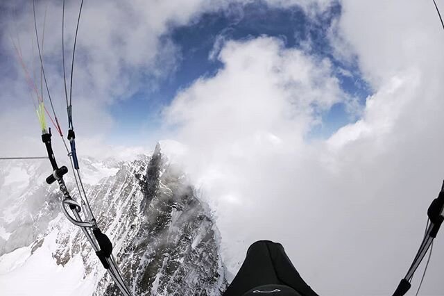 An das Gl&uuml;ck geglaubt und das Gl&uuml;ck gefunden. Gestern konnte ich nach sportlicher Thermik auf 4130amsl am Gipfel der #jungfrau, soaren.
.
.
.
@advancegliders .
.
.
#betweensummitandsky #advancedadventures #omegaxalps3 #paragliding #alps #fl