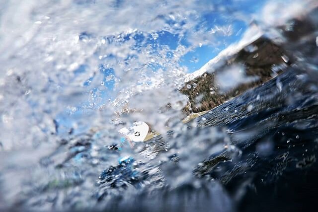 Kiten auf kristallklarem Wasser, umgeben von Bergen, W&auml;ldern, Gletscher und Schnee. Definitiv einer meiner favourite Spots!
.
.
.
@duotone.switzerland #duotonekiteboarding #switzerland #mountainlake #engadin #silvaplana #cristalcleanwater