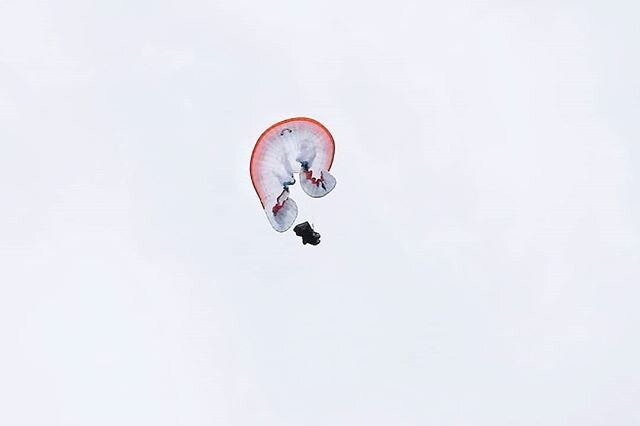 &Omega;-Fullstall.
.
.
@advancegliders .
.
.
#parapente #paragliding #vollibre #siku #siv #xdreamfly #fullstall #rest  #advancedadventures #advanceparagliders
.
📸 by http://www.x-dreamfly.ch