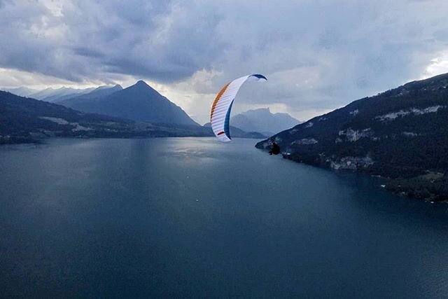 Abk&uuml;hlender Flug vor dem abk&uuml;hlenden Regen.
.
.
.
@advancegliders .
.
#advanceparagliders #pi2 #sunset #paragliding #sunset #interlaken #switzerland #thinkoutdoors