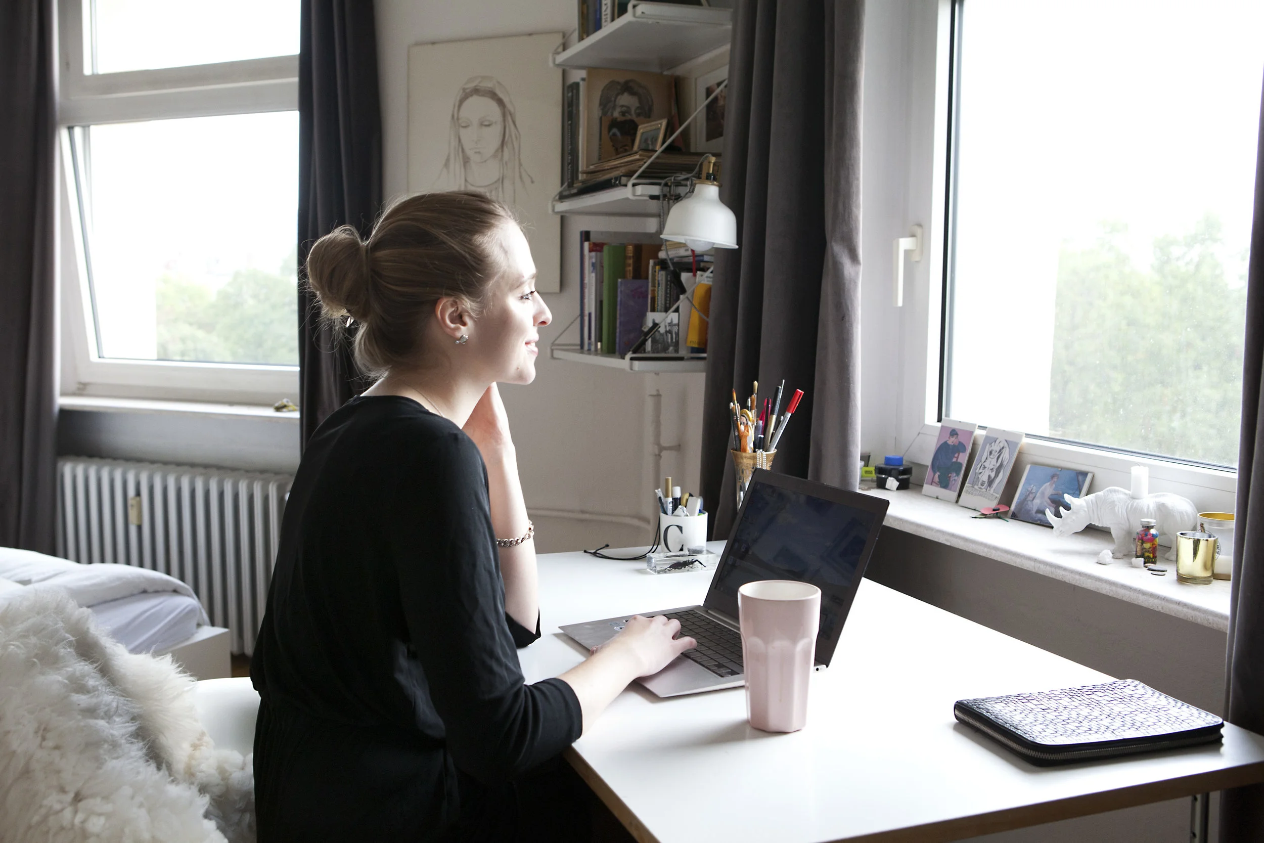 Frau am Schreibtisch mit Laptop Selbstbranding