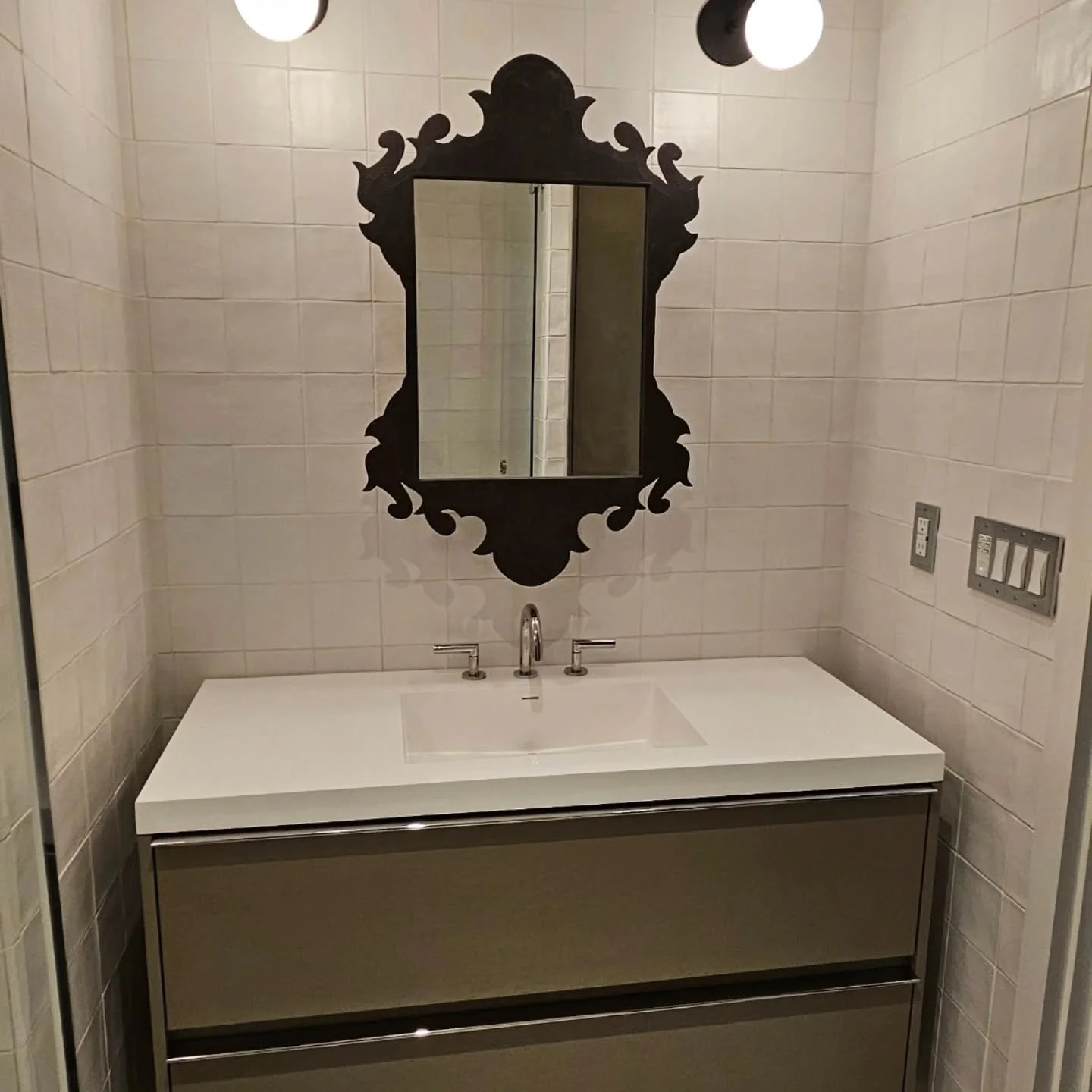Custom White Oak vanity and mirror medicine design by Jeffrey Elliott
#woodworking #nicholsoninteriors #customcabinetry