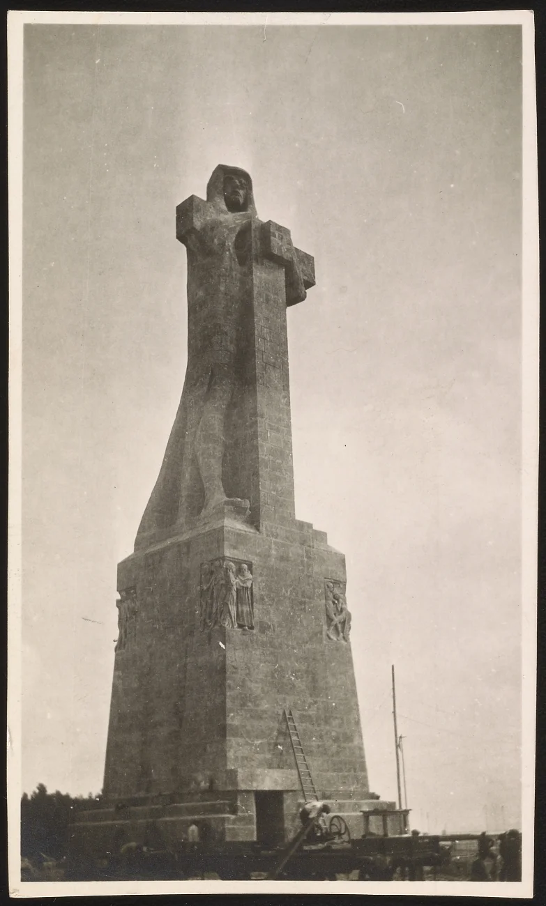 02 colombus memorial.jpg