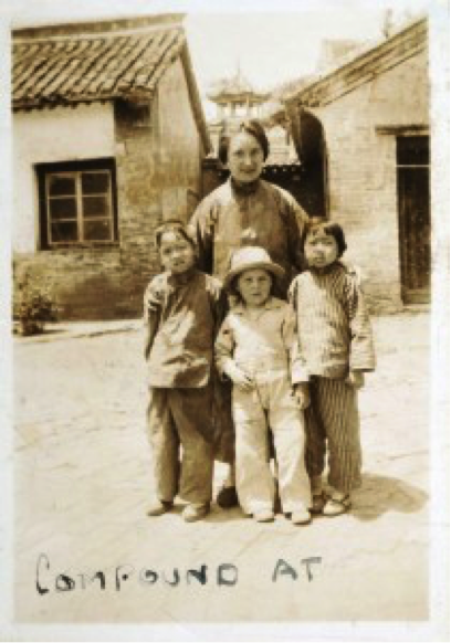 Gladys Aylward and children in China