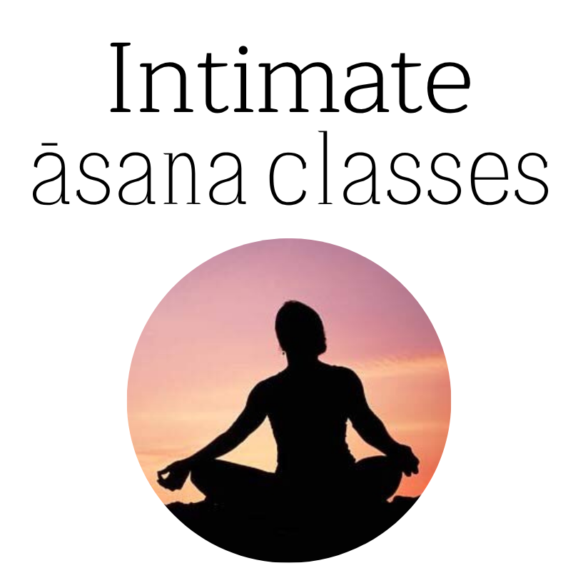 Intimate āsana class 