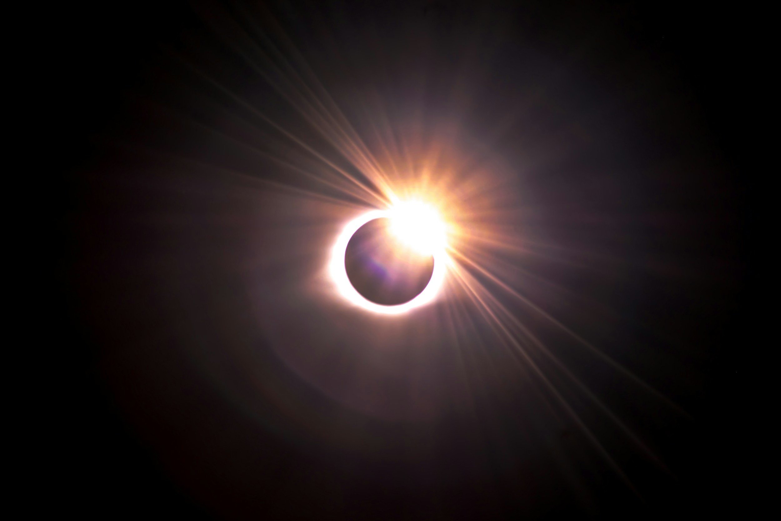 The edginess of the eclipse sandwich 