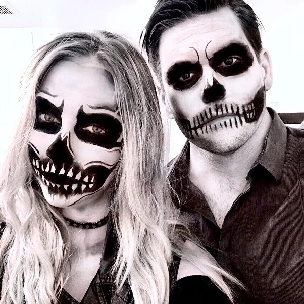 Staring death in the face never felt so good. Hosting this years Halloween with the beautiful @v_and_the_sea. Her artistic hand never ceases to amaze me. 
#scary #halloween #nosmile #whysoserious