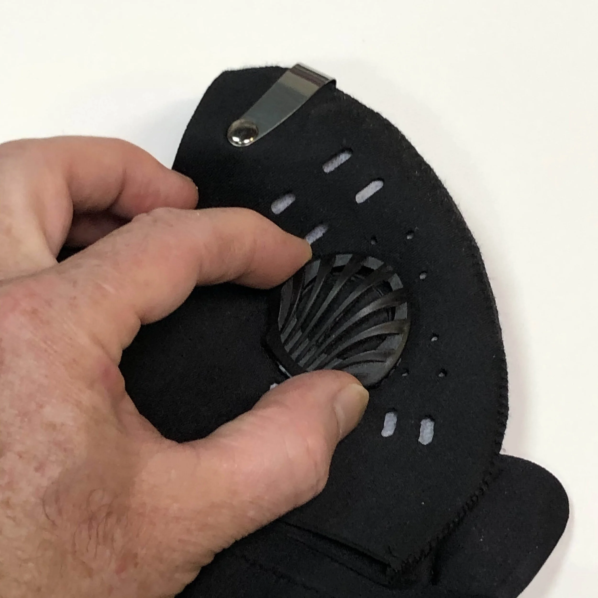 Turn the vent valve 45 degrees to remove them.