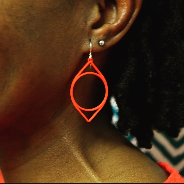 Design Toni_Red_Nicole_From Side_Zoom.jpg