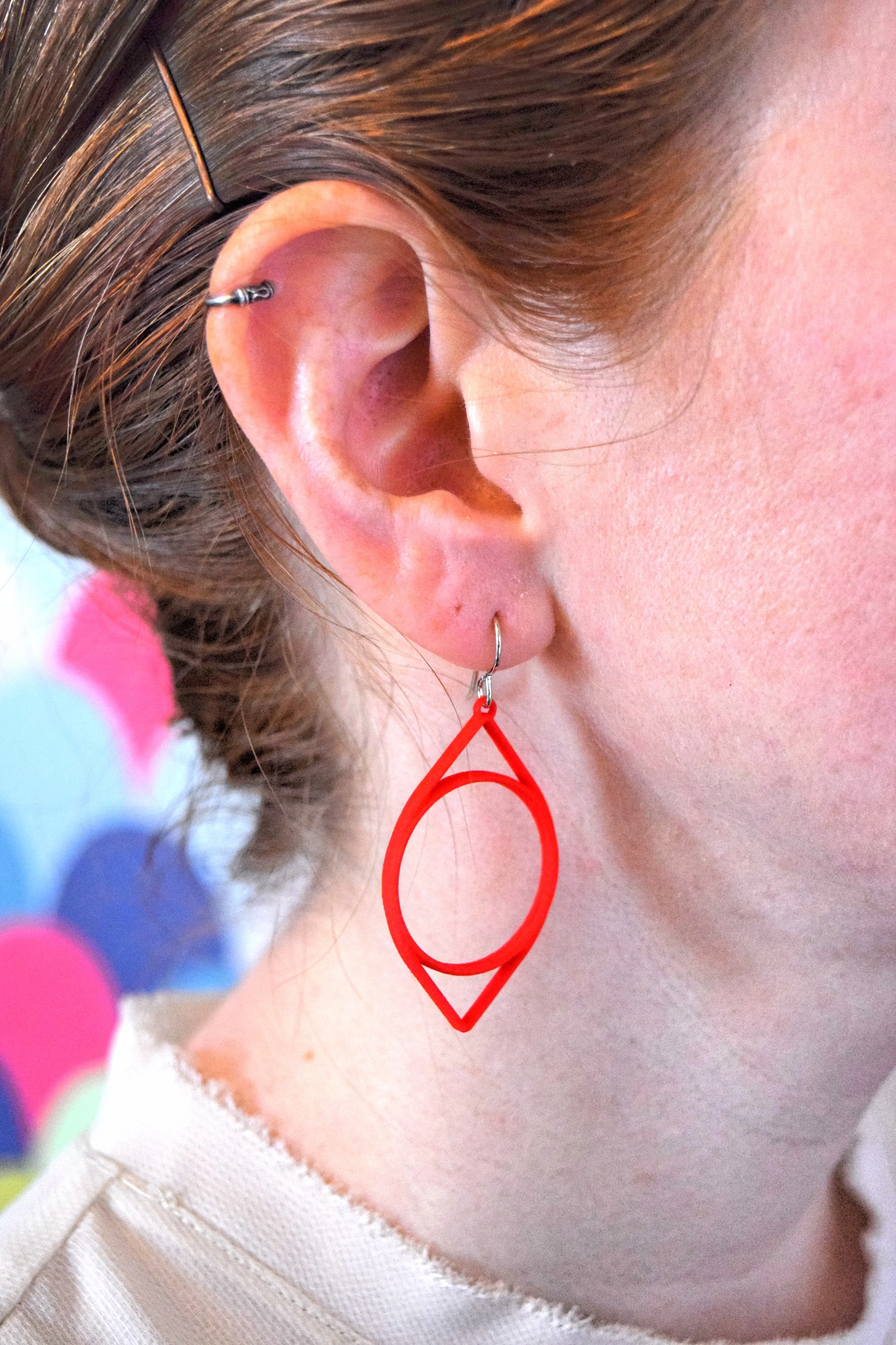 Design Toni_Side profile_Naomi_Red_Close up.jpg