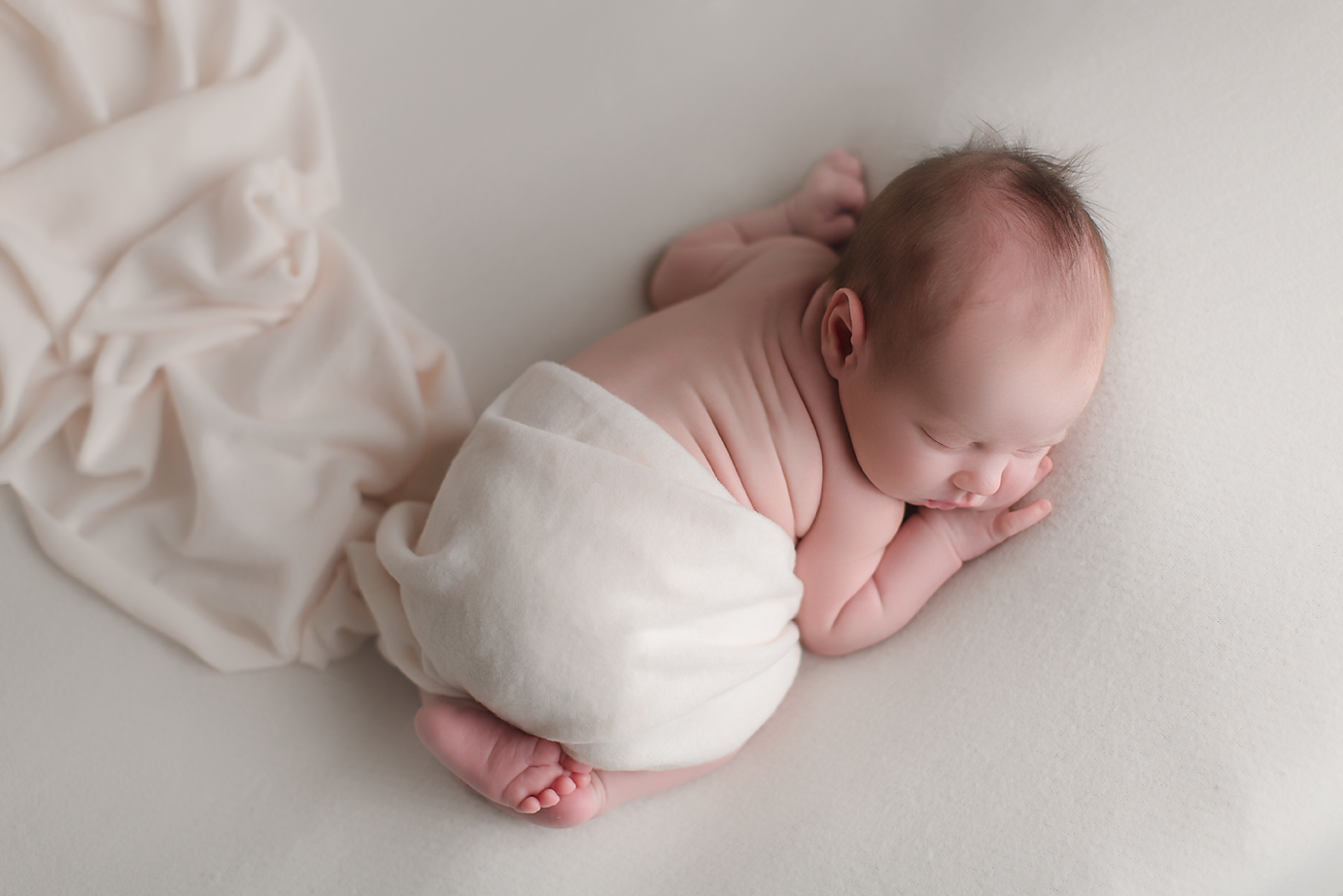 oc-newborn-photography-studio-simple-baby-white-blanket.png