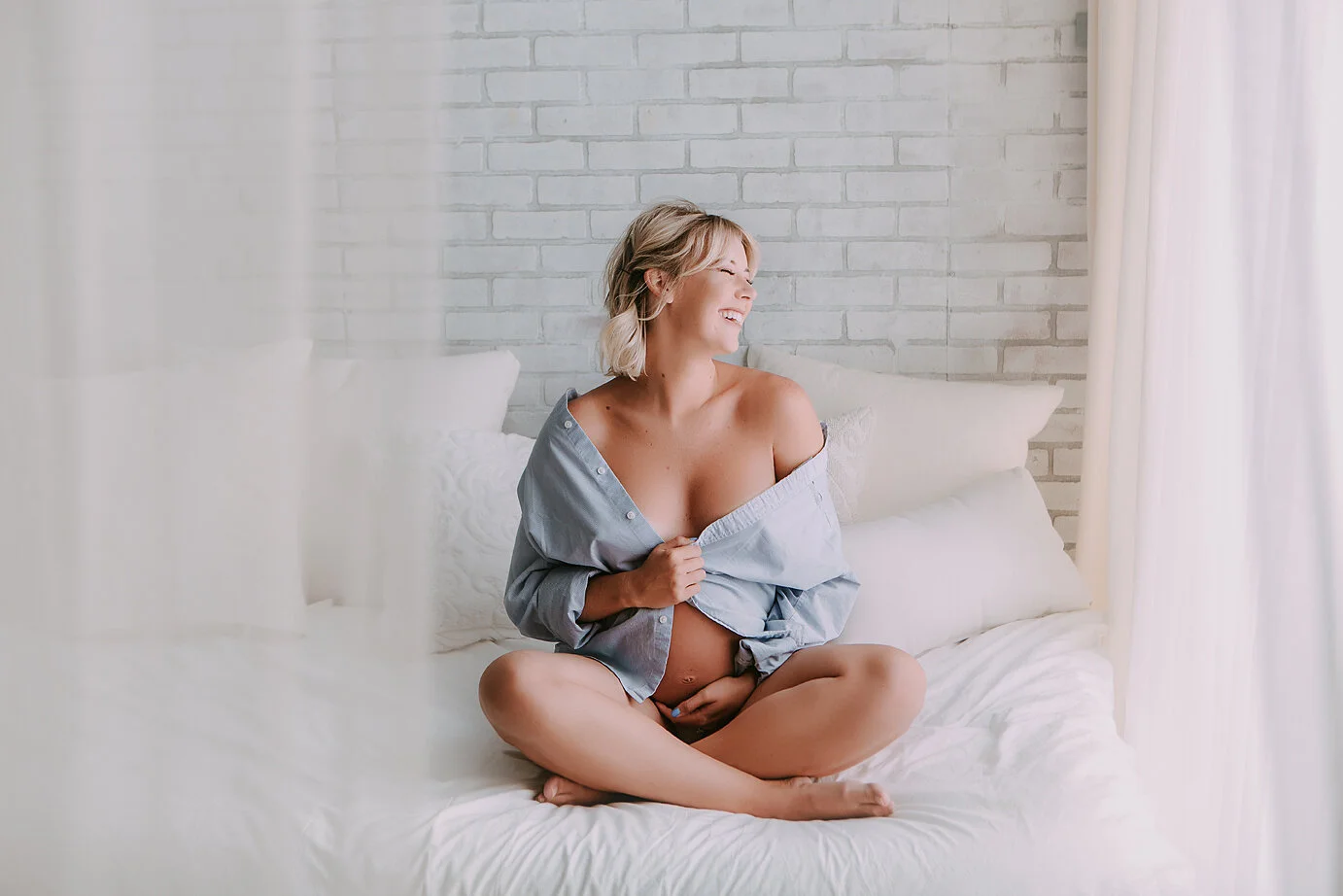 orange-county-maternity-photographer-irvine-studio-natural-brick-wall-laughing.jpg