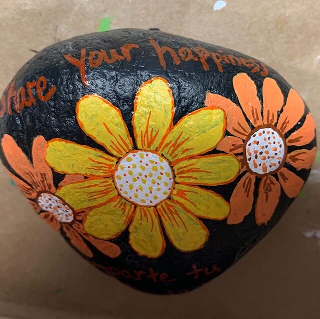 Trying some #bilingual #kindness rocks! 😳🤞🏼😊🎉🎨 #thekindnessrocksproject #lifethroughlensesandlines #denver #inclusion