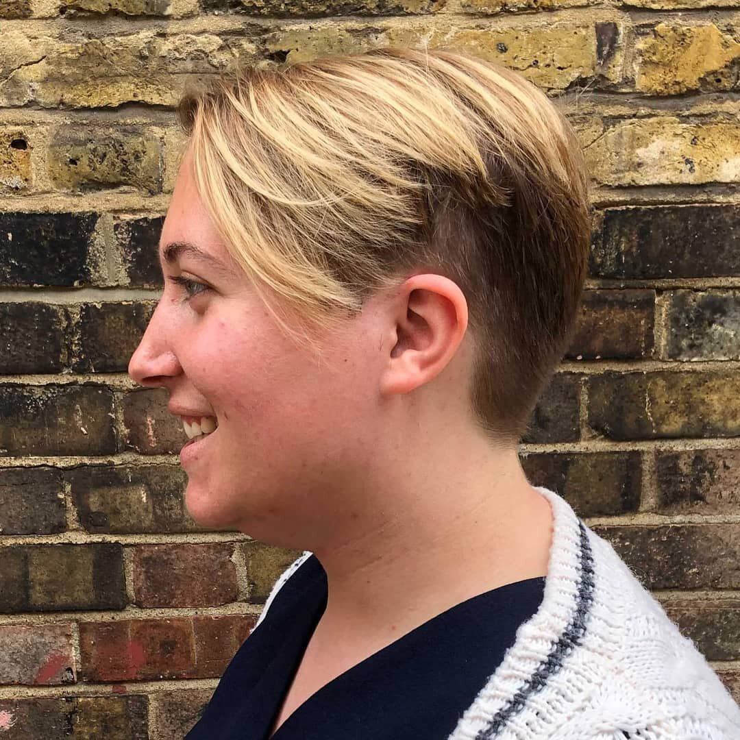 Fresh look for Marion by Joshua, keeping things short and manageable while still keeping some softness around the face. 😊
.
.
.
.
.
.
.
#queersalon #queerhair #genderneutralhair #genderneutralstyle  #nonbinaryfashion #nonbinarystyle
#androgynoushair