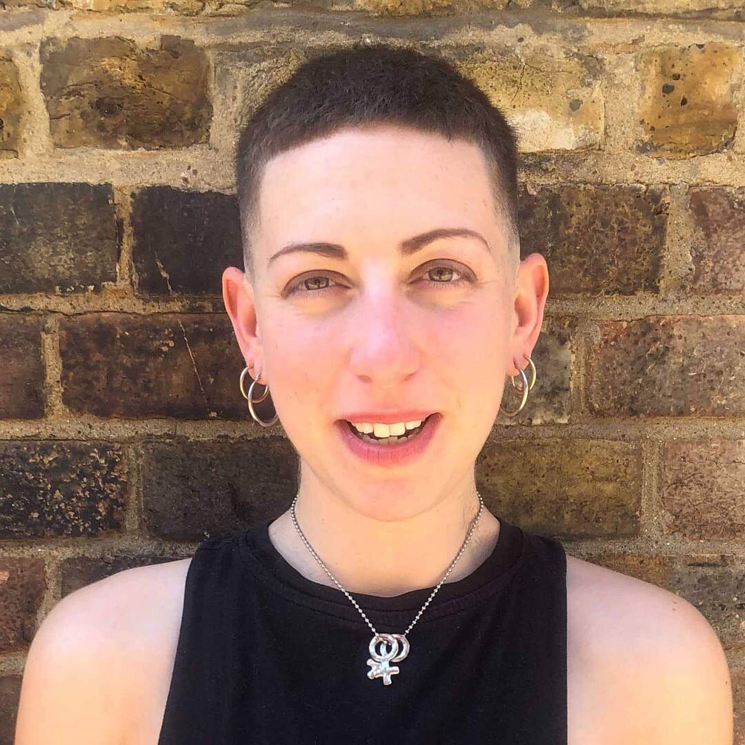 Joshua faded Izzi's lockdown buzz cut and sharpened up the edges, for a queer take on a classic barber cut. Cute af!
.
.
.
.
.
.
#buzzcut #buzzcutgirl #buzzcutfeed #shorthaircuts #queerhair #shavedhead  #dontpayextraforyourgender  #queerhair #gendern