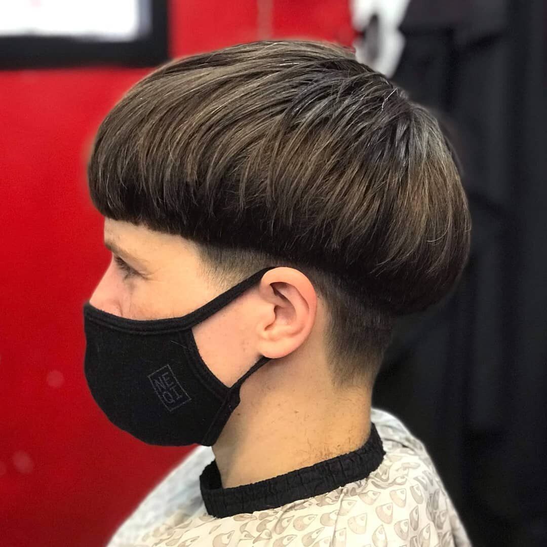 Bowls of style for Katherine with this brilliant precision cut, by Anna!
.
.
.
.
.
.
#bowlcut #bowlhaircut #bowlcutsarebackbaby #eastlondonhair #eastlondonstyle #eastlondonsalon #eastlondonhairdresser #hairtrends #hairtrend #hairtrends2021 #shorthair