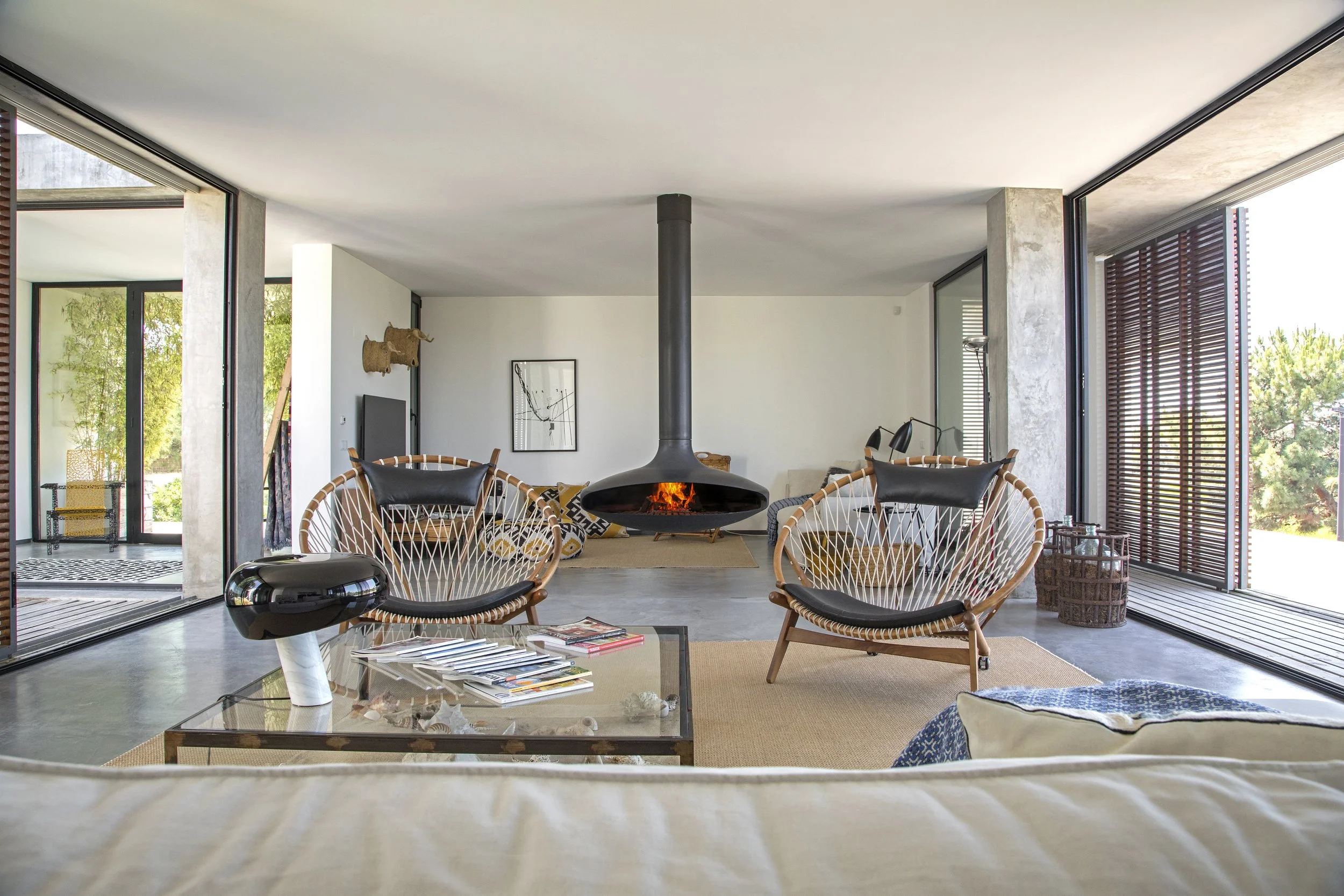 Open-plan living room with mid-century modern furniture, Casa do Pego Comporta