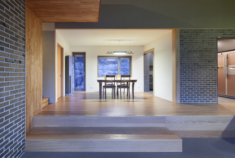 adslab-ylee-08j1291-interior-brick-frame.jpg