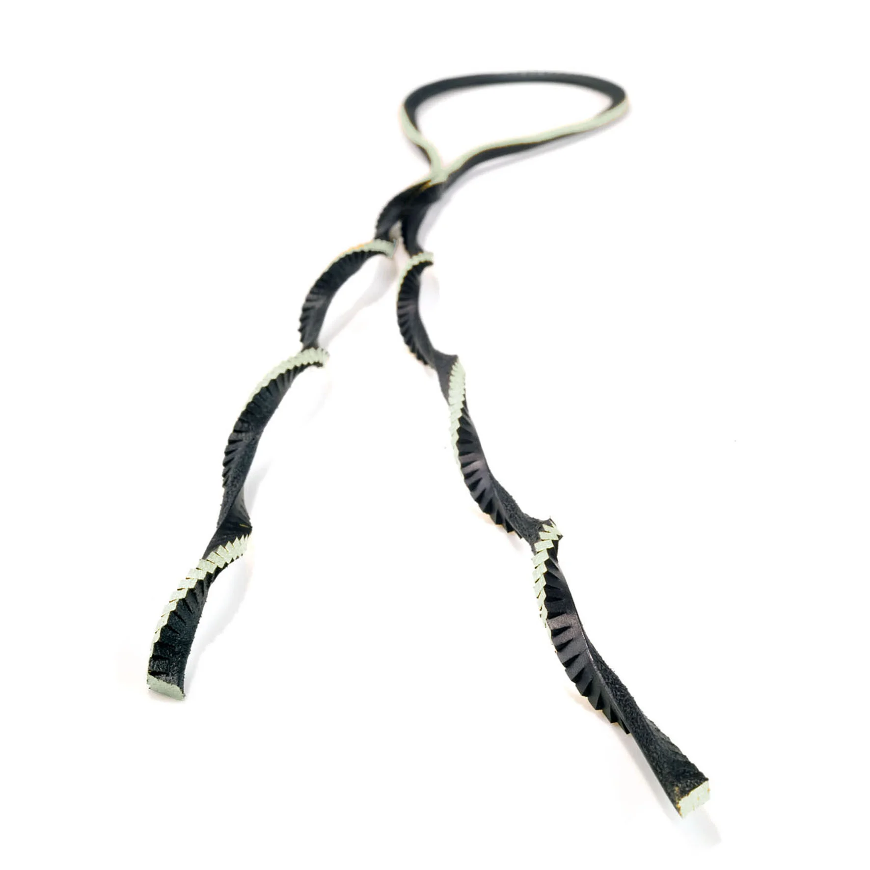 NECKLACE WITH AN ELEGANT TWIST - SILVER