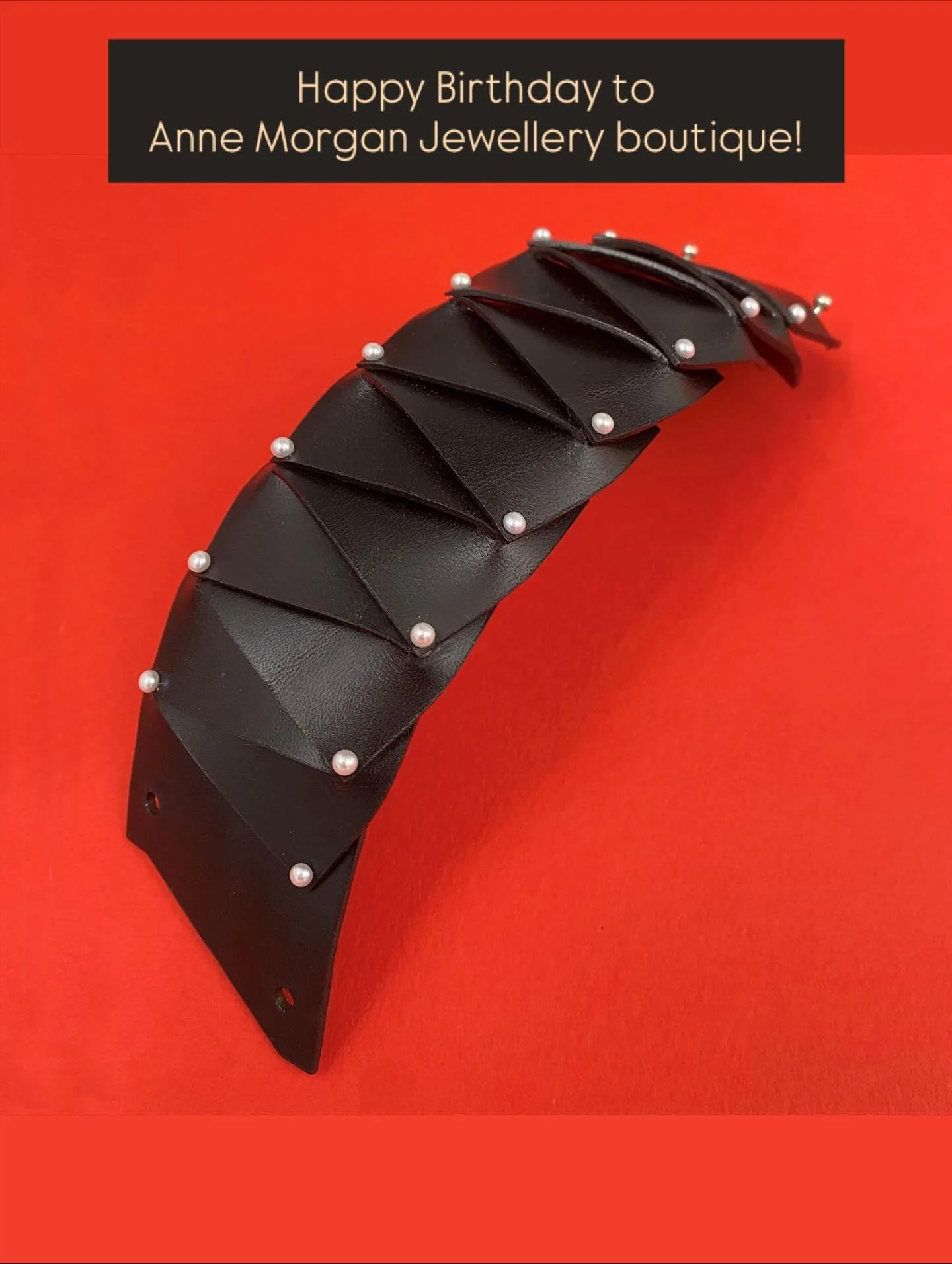 Thrilled to be showing a selection of my work @morganjewellery for their 10th birthday show!

This is a new Cunard Pearl Cuff I developed specially for the event. 

#leatherandpearljewelry #leatherandpearls #cuff #leathercraft #vegetabletanned