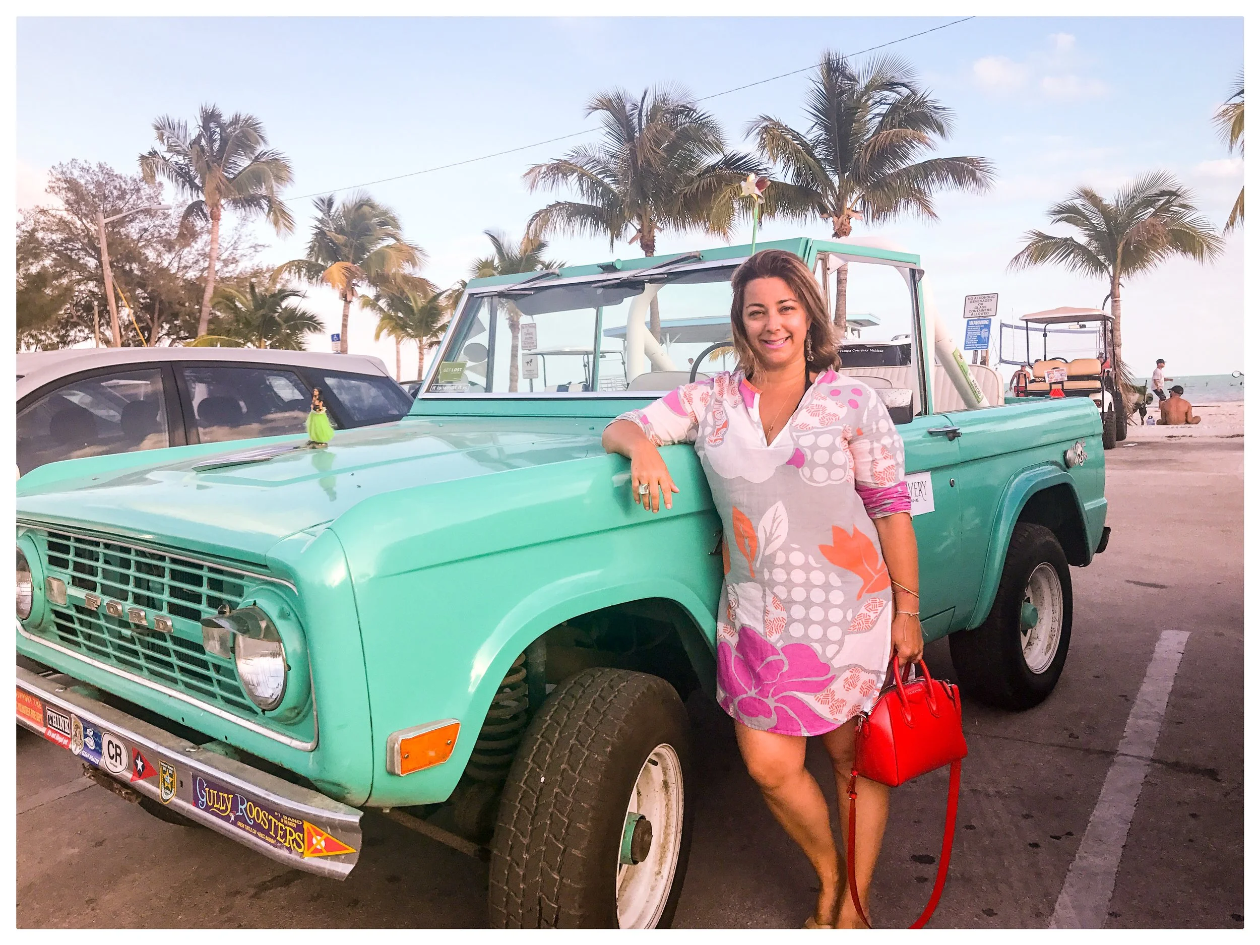 Colour clash in Key West @sarzy7300 wearing the Lulu in Hibiscus Sunrise.