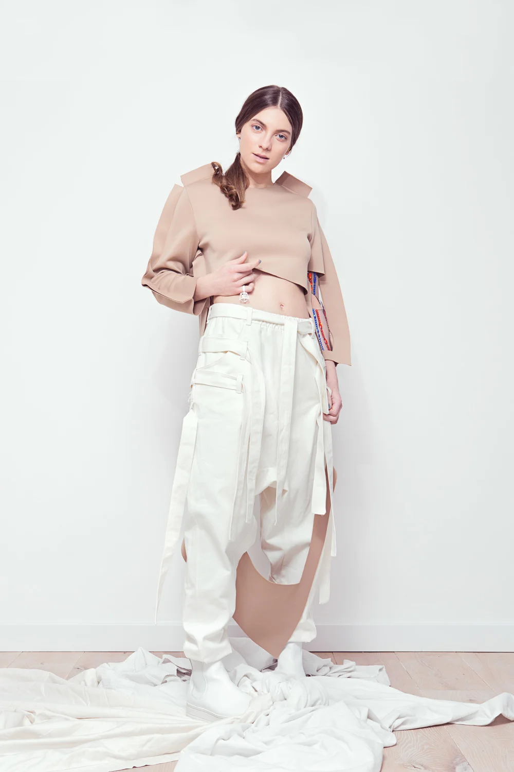 SCV arm piece: Olga Noronha Jewellery ; Dress: SayMyName for Olga Noronha ; Trousers: Alexandra Moura ; Shoes and ring: Ante London