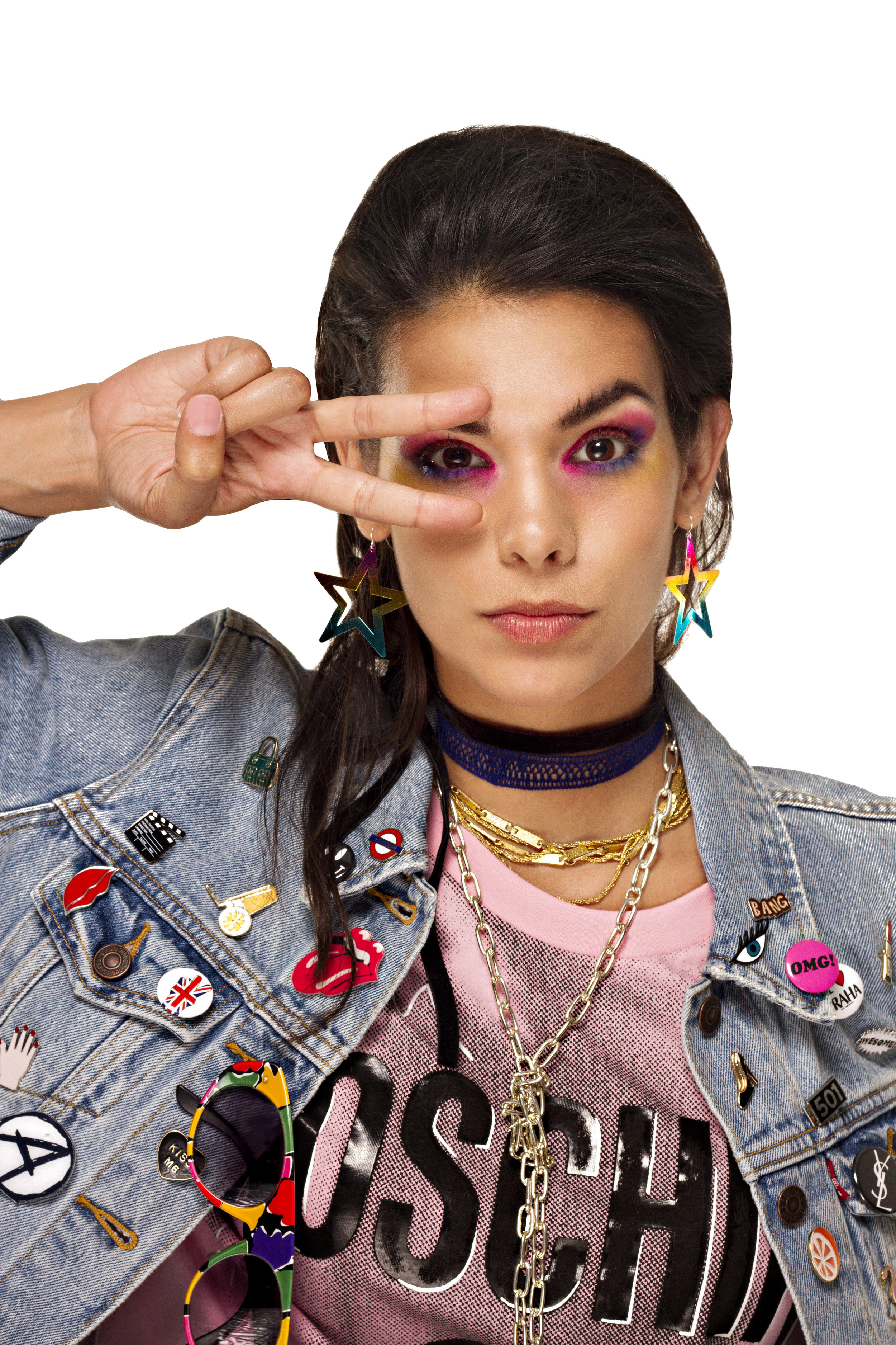 T-Shirt, Moschino at D'Adélia Store, Denim jacket Levi's , Pins Stradivarius , vintage and production’s own , Sunglasses Swatch vintage, Earrings Claire's , Golden choker Vintage