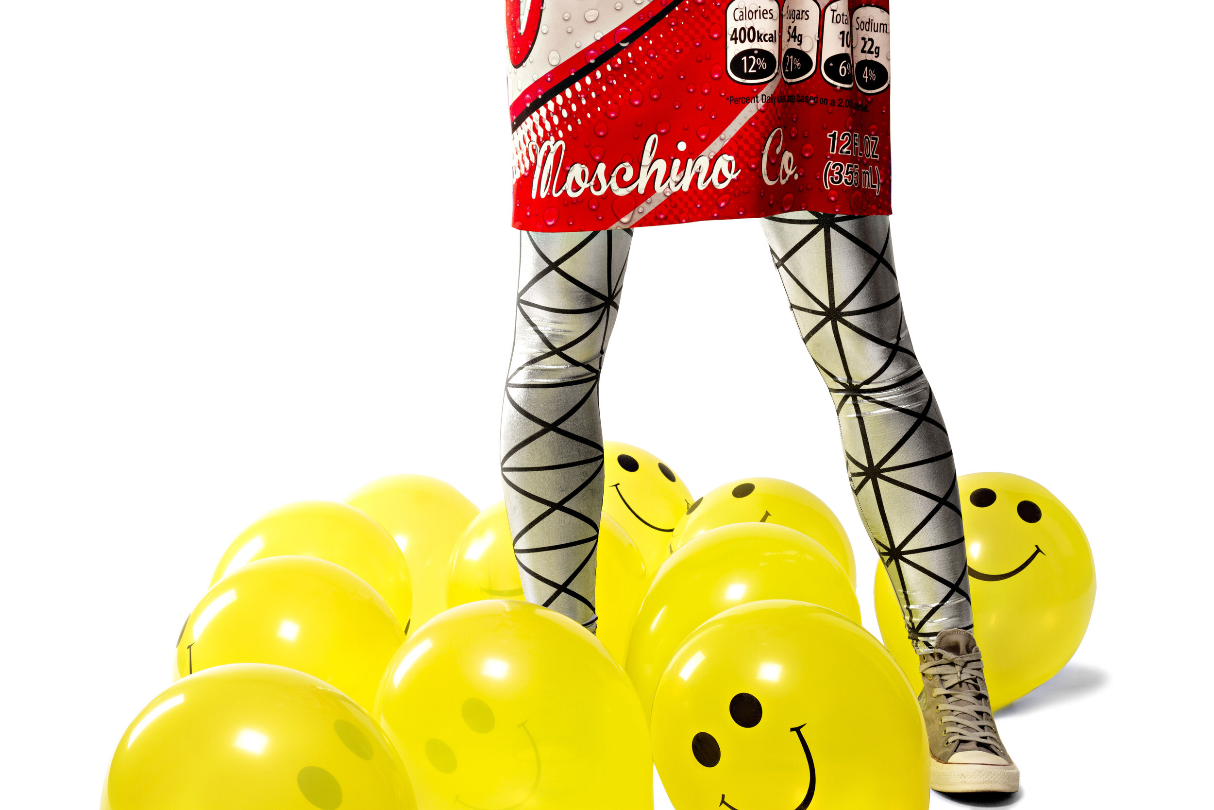 Shirt-Dress Moschino D'Adélia Store, Leggings Production’s own , Sneakers Converse , Balloons, Mascarilha.pt